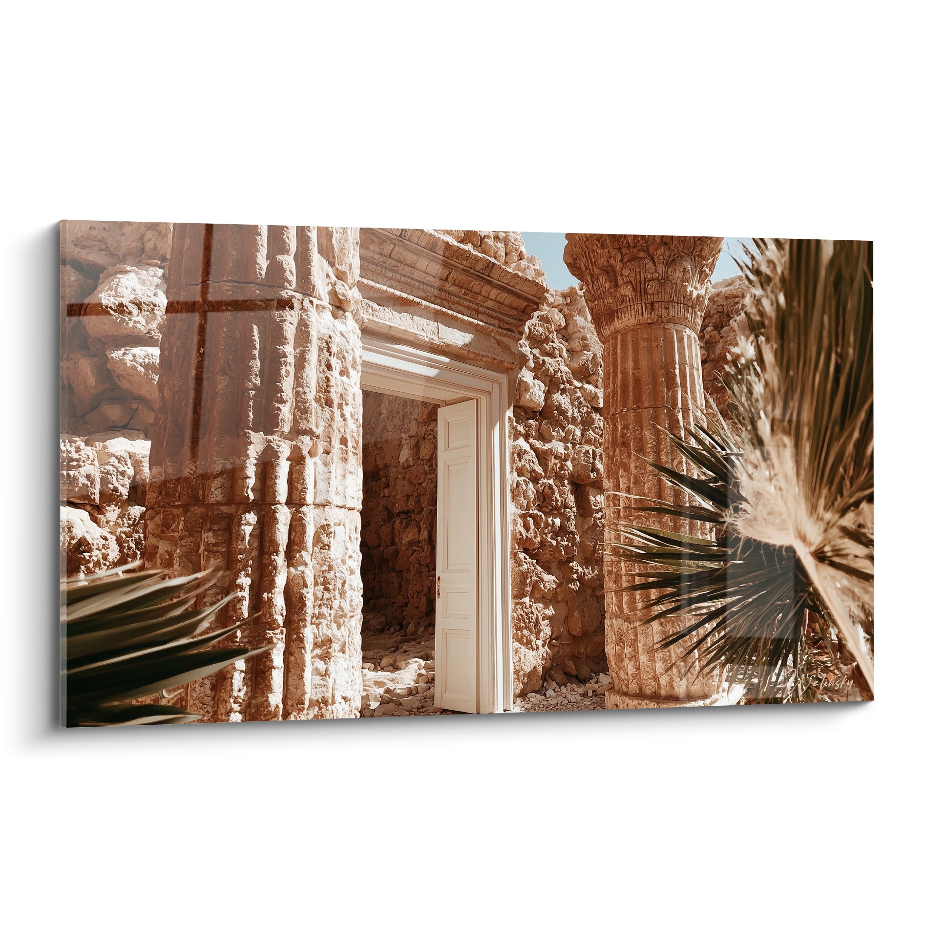 Ruines égypte ocre et beige, porte blanche entrouverte entre colonnes antiques sculptées