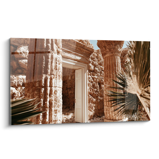 Ruines égypte ocre et beige, porte blanche entrouverte entre colonnes antiques sculptées