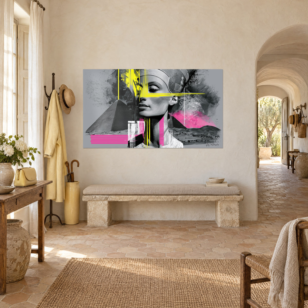 Cuadro Nefertiti en blanco y negro, tocado a rayas, nube rosa vivo y líneas amarillas, vista de tres cuartos de un mas provenzal