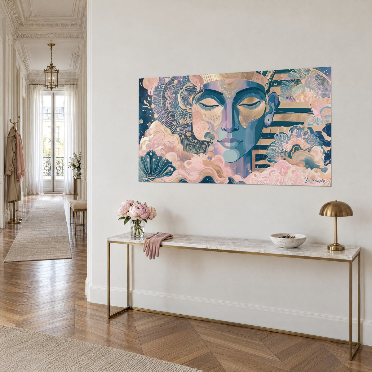 Gemälde gelassene ägyptische Maske in tiefem Blau und Lila, rosa Wolken und goldgestreifter Kopfschmuck, an einer cremefarbenen Wand, goldene Konsole