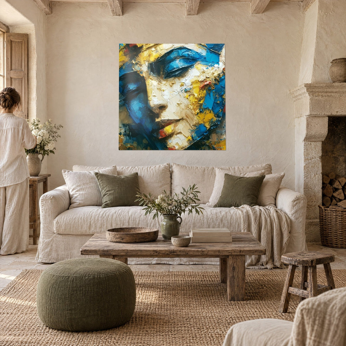 Quadro volto addormentato a empasto spesso in blu cobalto e giallo dorato, due persone di spalle, sopra un divano in un soggiorno luminoso