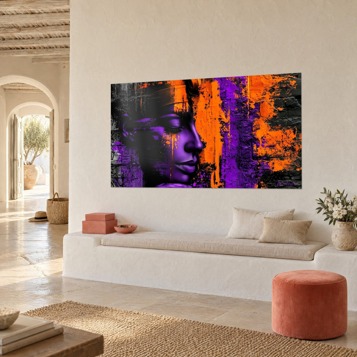 Quadro di profilo di faraona in pittura spessa viola e arancio su fondo nero, copricapo dorato, parete bianca di un'alcova chiara