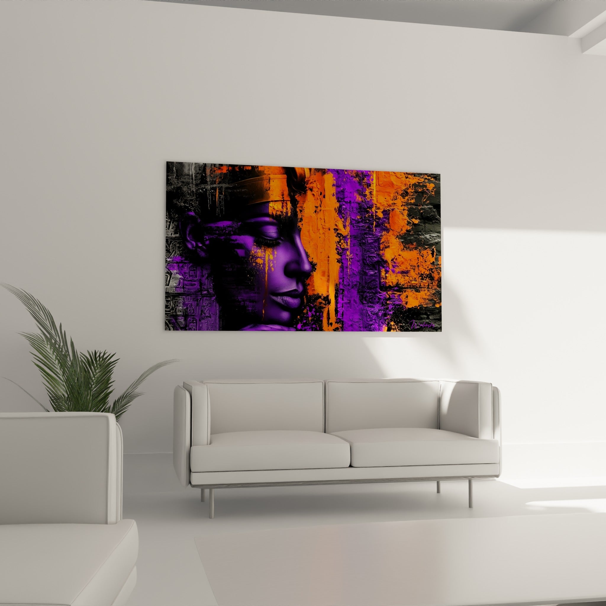 Visage violet et fond orange vif inspirés de l'Égypte, suspendu au-dessus d'un canapé dans un salon lumineux