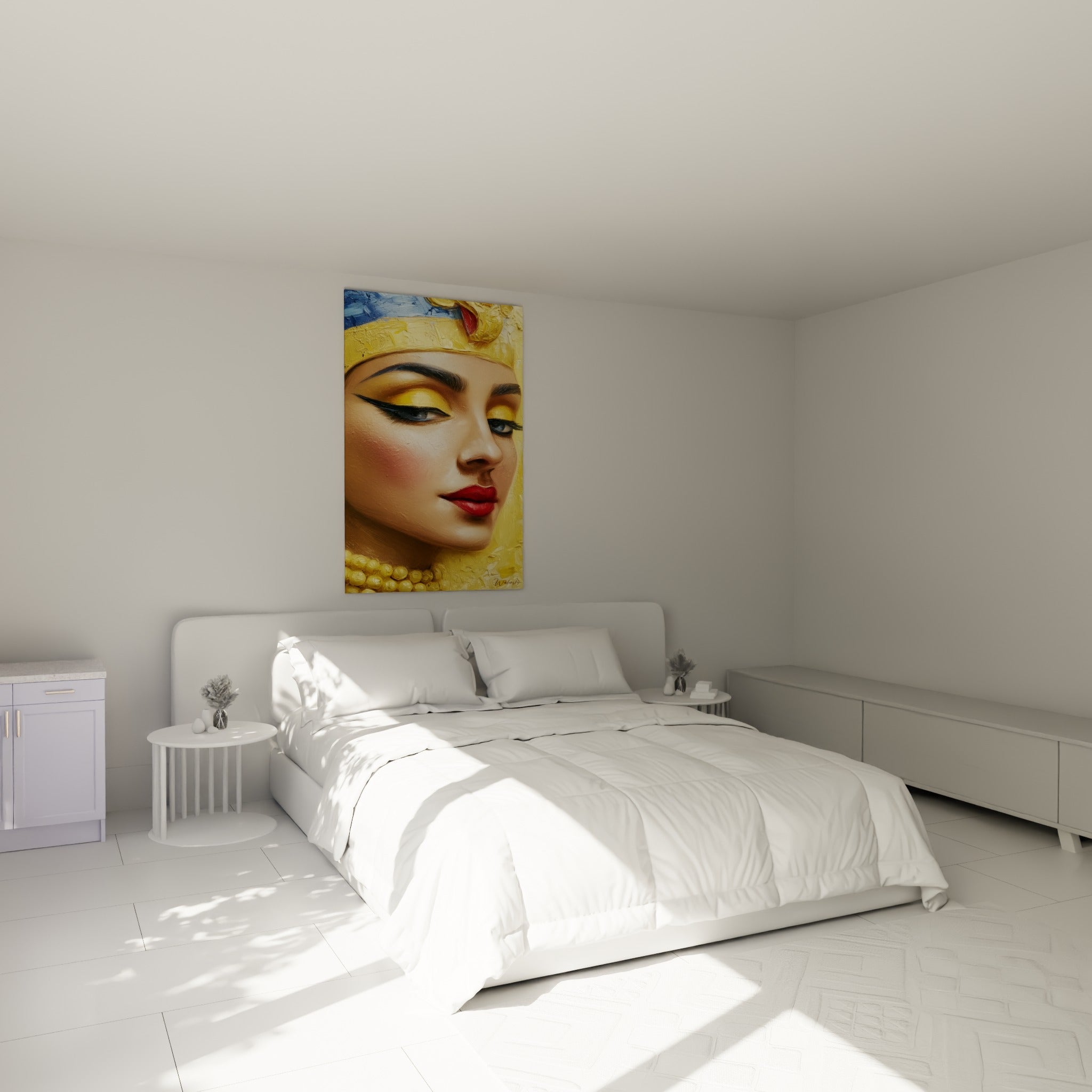 Portrait doré d'une souveraine antique, fard jaune et lèvres rouges, au-dessus d'un lit dans une chambre claire