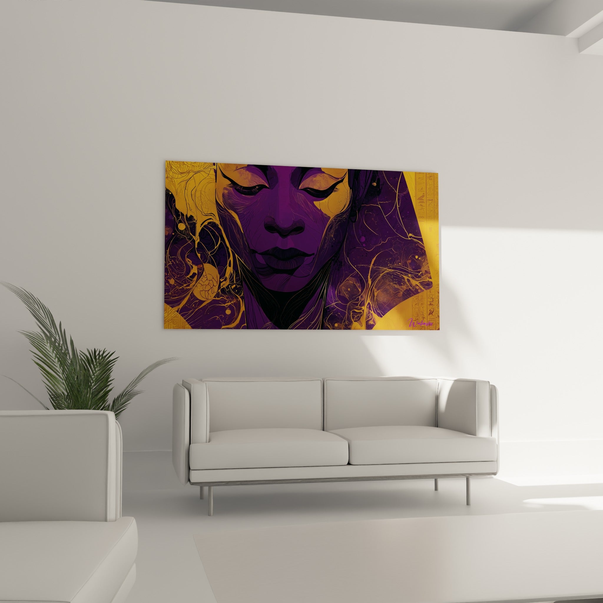 Portrait antique violet et ocre au voile marbré, au-dessus d'un canapé dans un salon lumineux