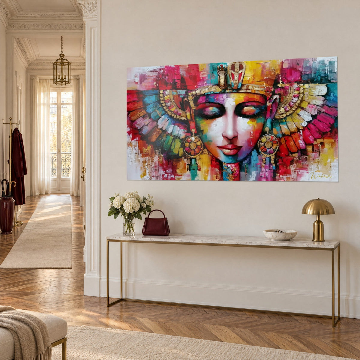Schilderij Serene farao met rode lippen, kraag van veelkleurige vleugels in dikke gele en turquoise verfstreken, gouden console