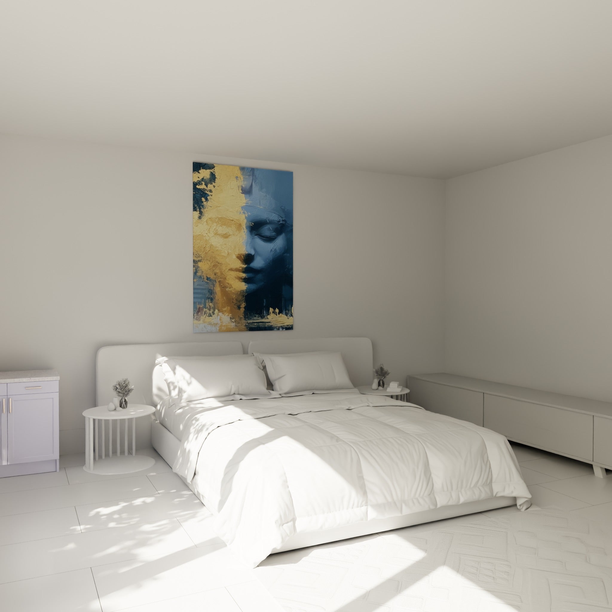 Portrait égyptien aux teintes ocre et bleu nuit, au-dessus d'un lit dans une chambre claire