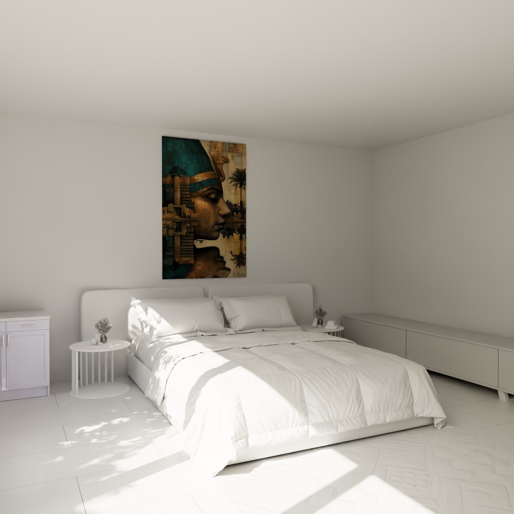 Visage égyptien doré et bleu sarcelle accroché au-dessus d'un lit dans une chambre claire