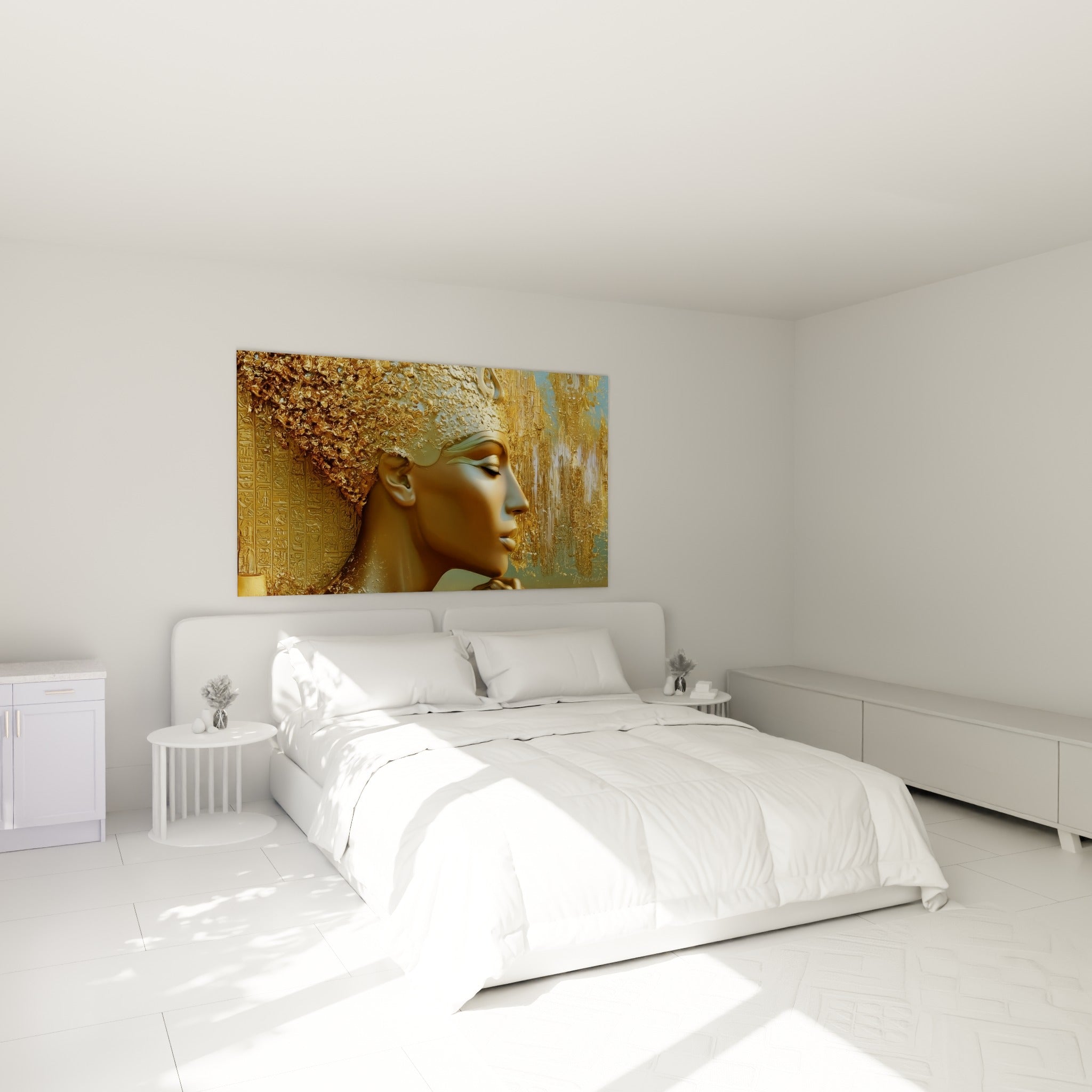 Visage sculptural doré et turquoise au-dessus d'un lit dans une chambre claire