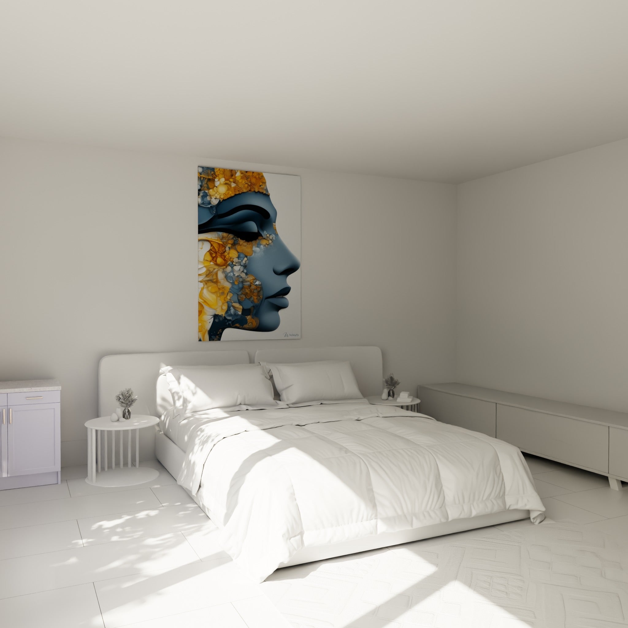 Divinité égyptienne bleu marine et dorée au-dessus d'un lit dans une chambre claire