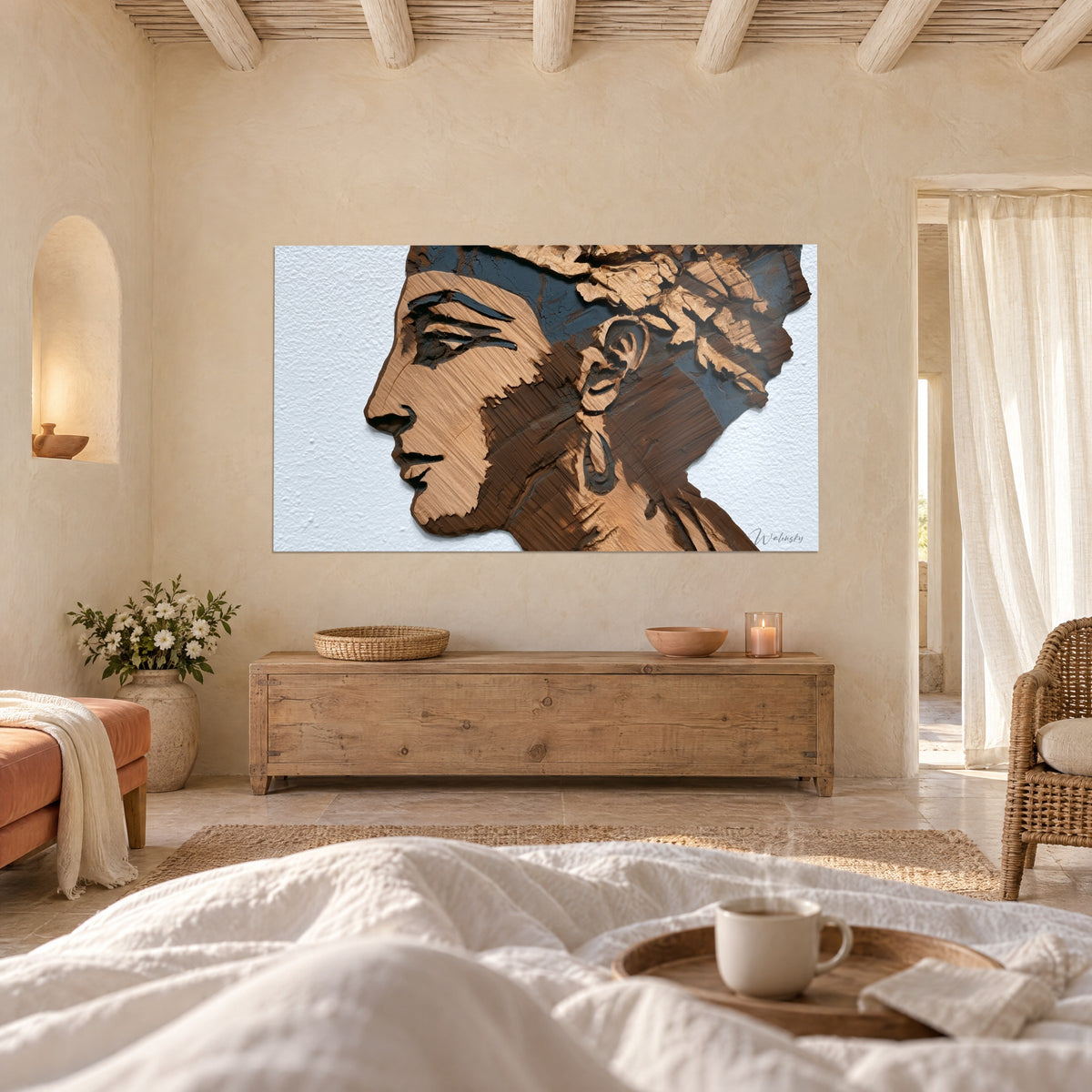 Cuadro silueta de faraona en marquetería de madera marrón y azul pizarra, tocado vegetal, sobre una cama en un dormitorio claro