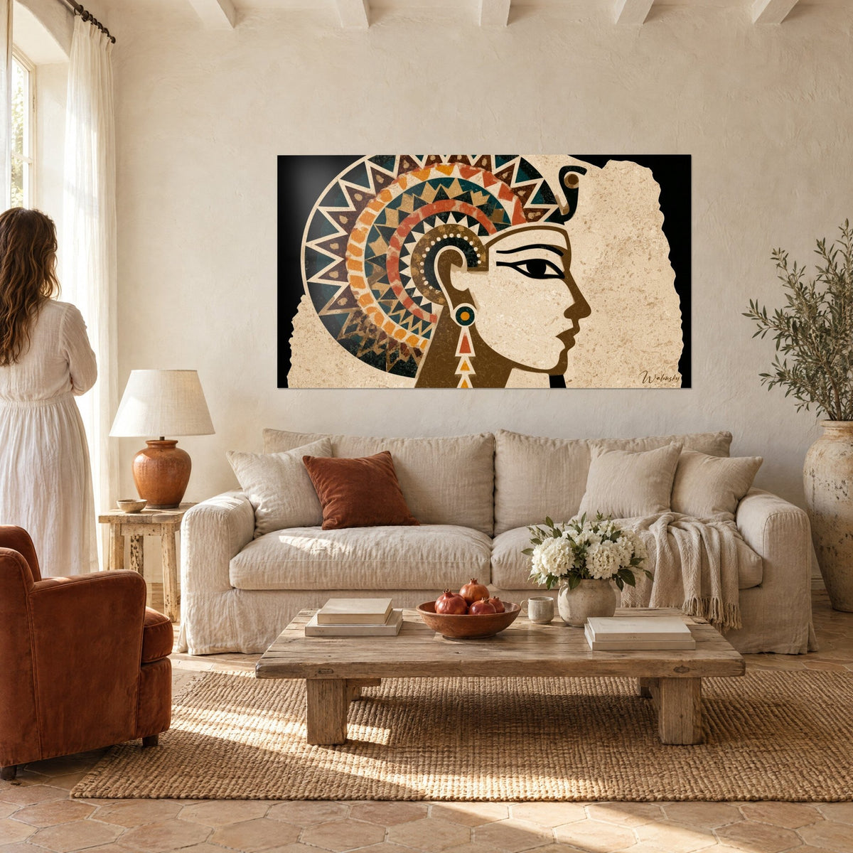Quadro profilo di faraone egizio su fondo nero, copricapo a ventaglio ocra e ruggine, parete beige, sopra un divano in un soggiorno luminoso