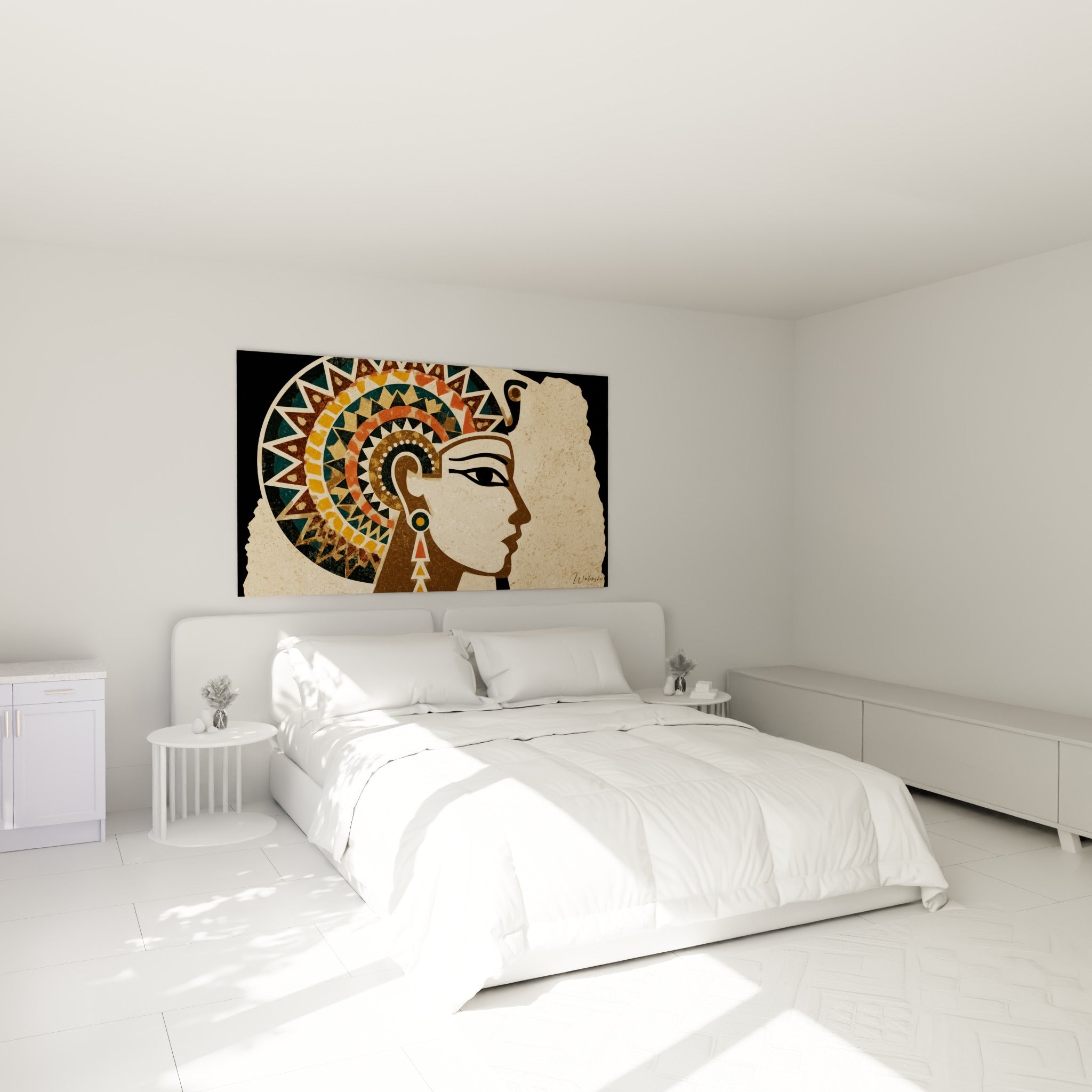 Coiffe pharaonique ocre et terracotta accrochée au-dessus d'un lit dans une chambre claire