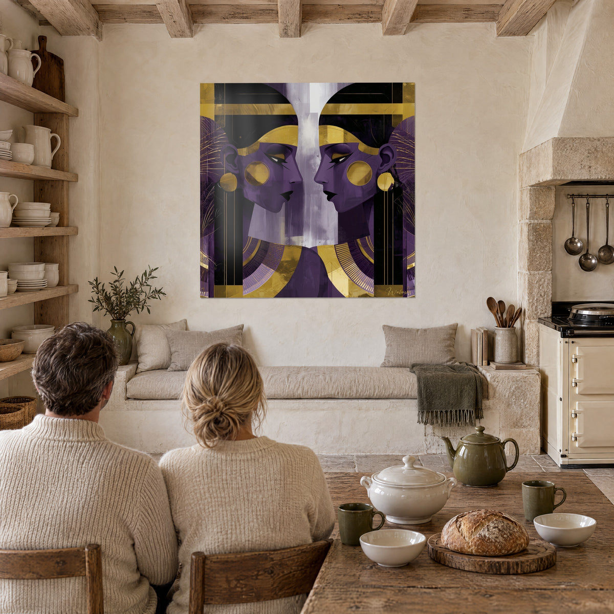Cuadro de retratos especulares de reinas antiguas, cuellos radiantes morados y dorados, frente a dos personas sentadas a una mesa en una cocina de piedra