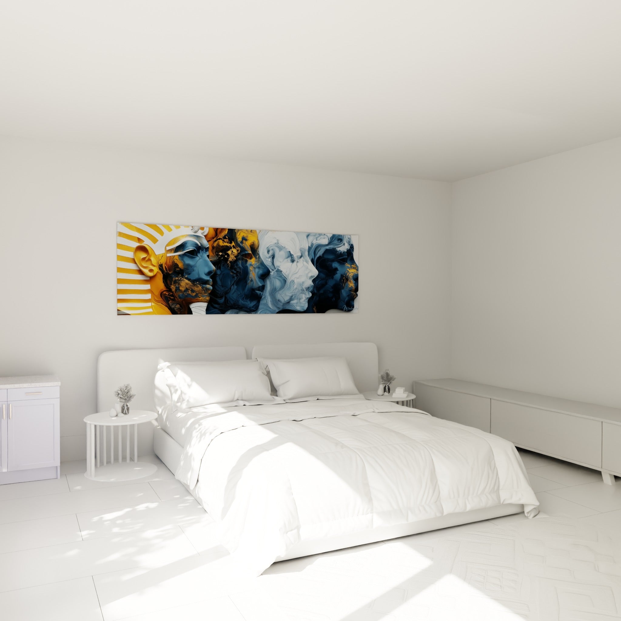 Profils égyptiens dorés et bleu nuit accrochés au-dessus d'un lit dans une chambre claire