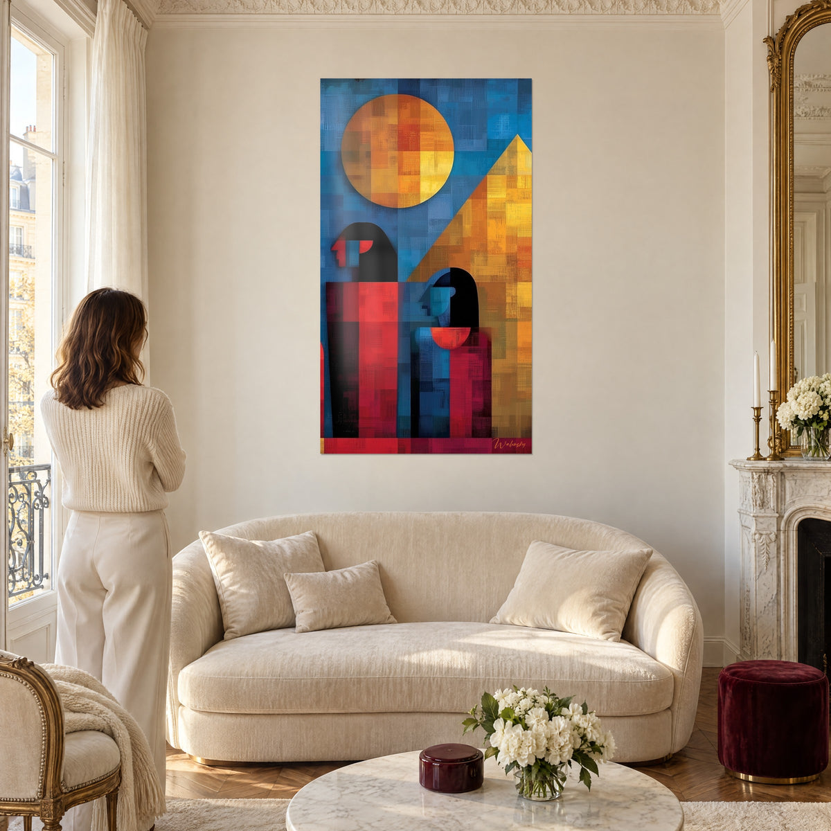 Tableau silhouettes noires au buste bleu et rouge sous un soleil doré, femme de dos, au-dessus d'un canapé dans un salon lumineux