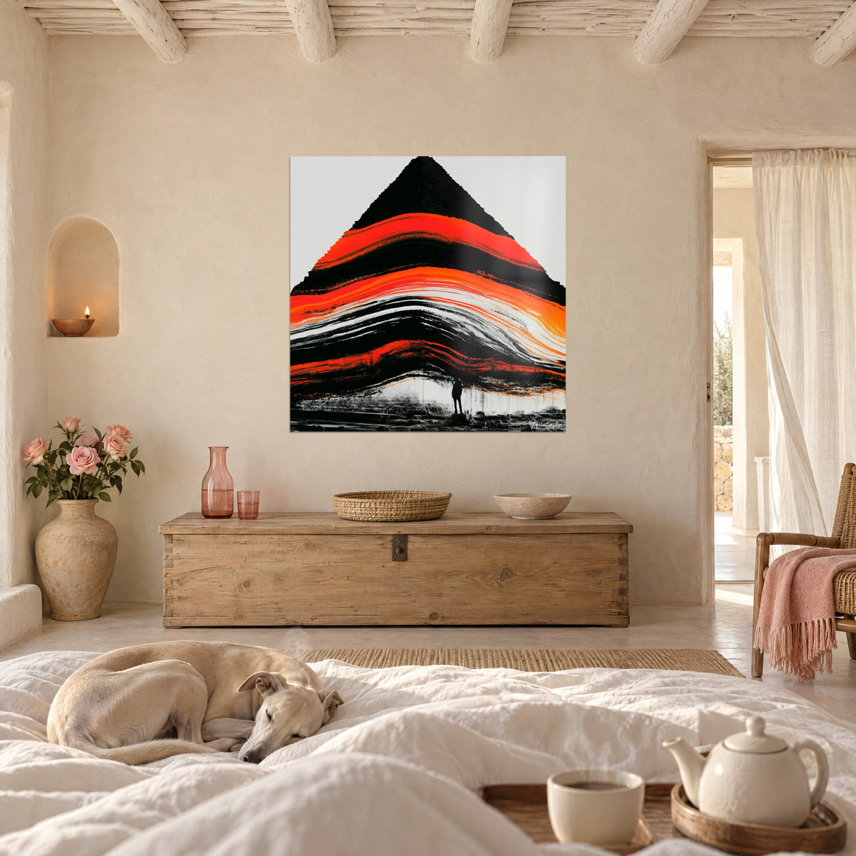 Tableau triangle d'obsidienne ceint de bandes rouge corail et orange brûlé, un lévrier couché, au-dessus d'un lit dans une chambre claire