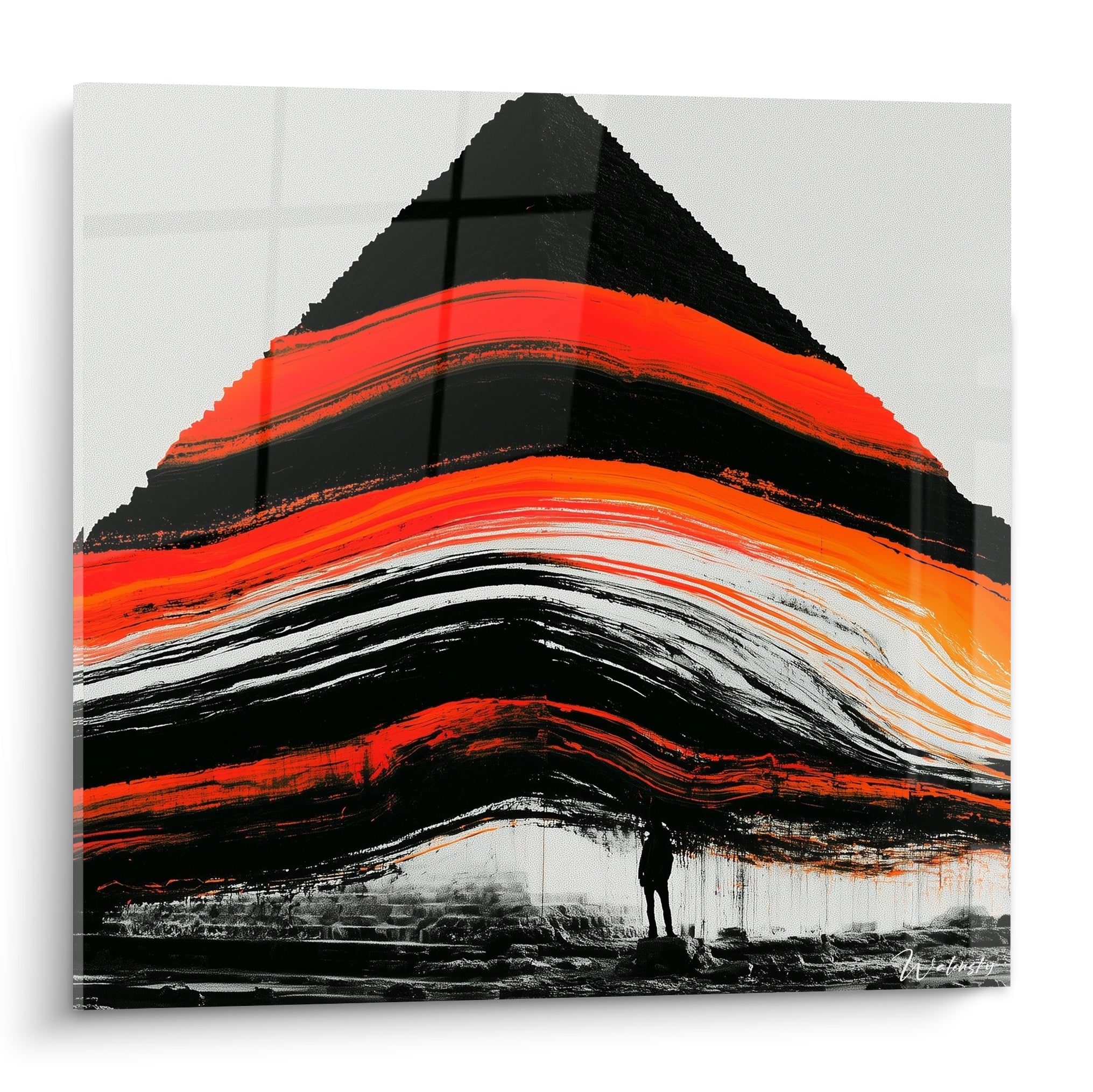 Pyramide noire striée de vagues rouge et orange, silhouette solitaire au pied du monument égyptien