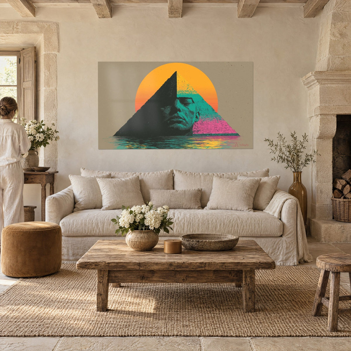 Schilderij zwarte en turquoise piramide, oranje zon en roze weerspiegelingen op het water, boven een bank in een lichte woonkamer