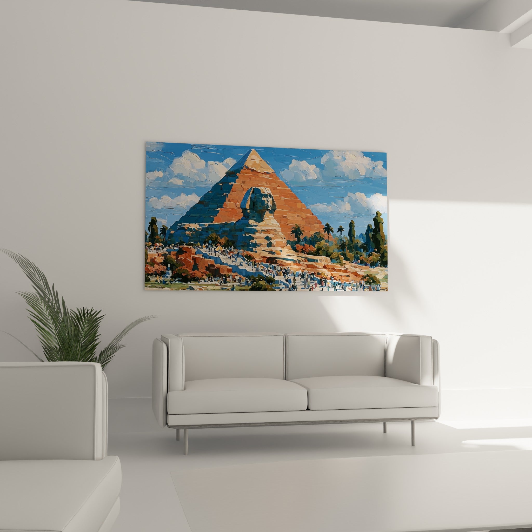 Monument égyptien ocre et bleu profond, foule miniature, accroché au-dessus d'un canapé dans un salon lumineux