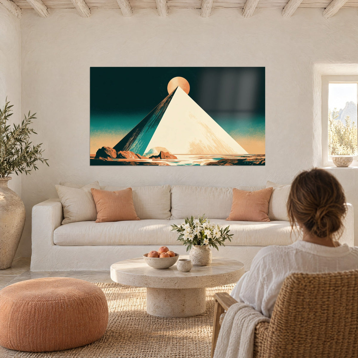 Gemälde Elfenbeinfarbene Pyramide mit kupferfarbener Sonne an der Spitze, tannengrüner Himmel, orangefarbene Felsen, über einem Sofa in einem hellen Wohnzimmer