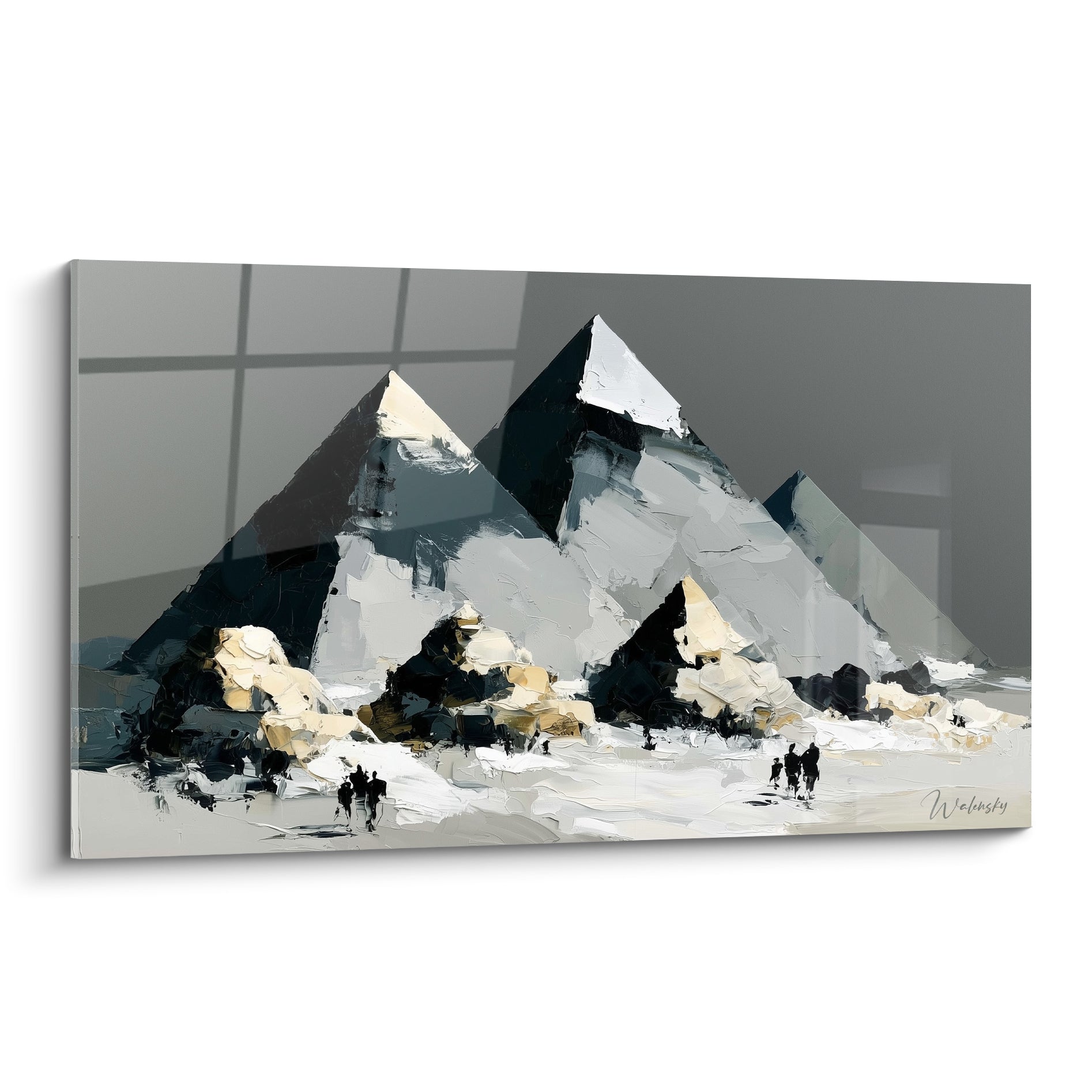 Pyramides grises et dorées peintes au couteau, silhouettes minuscules marchant dans le sable clair