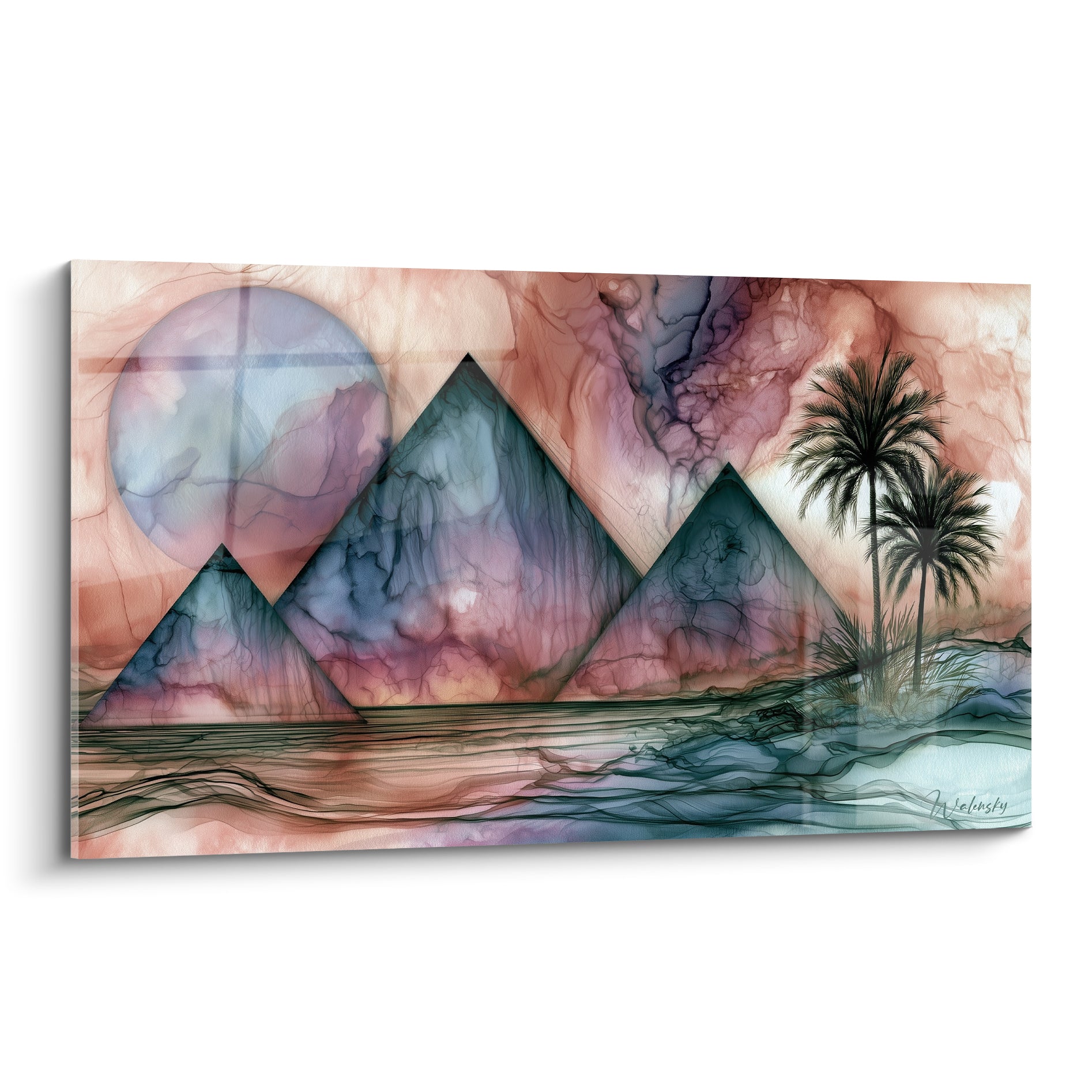 Pyramides bleu marine et rose poudré sous une lune translucide, encre marbrée aux palmiers noirs