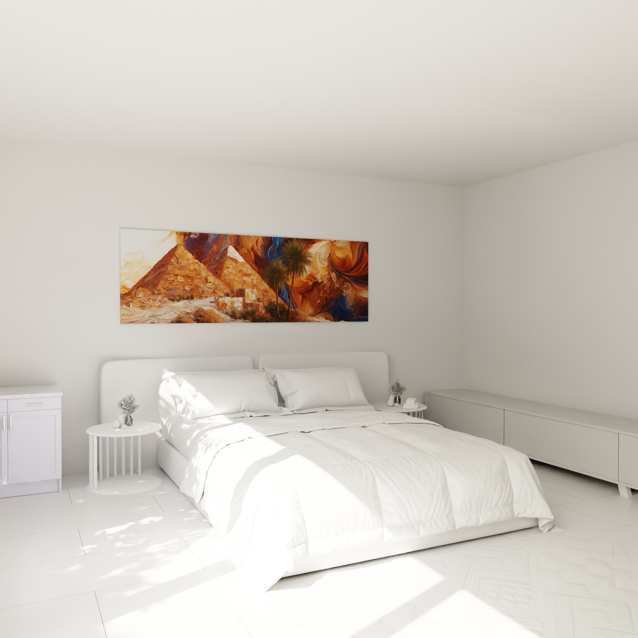 Palmiers verts et pyramides dorées se détachent sur fond bleu tourbillonnant, au-dessus d'un lit dans une chambre claire