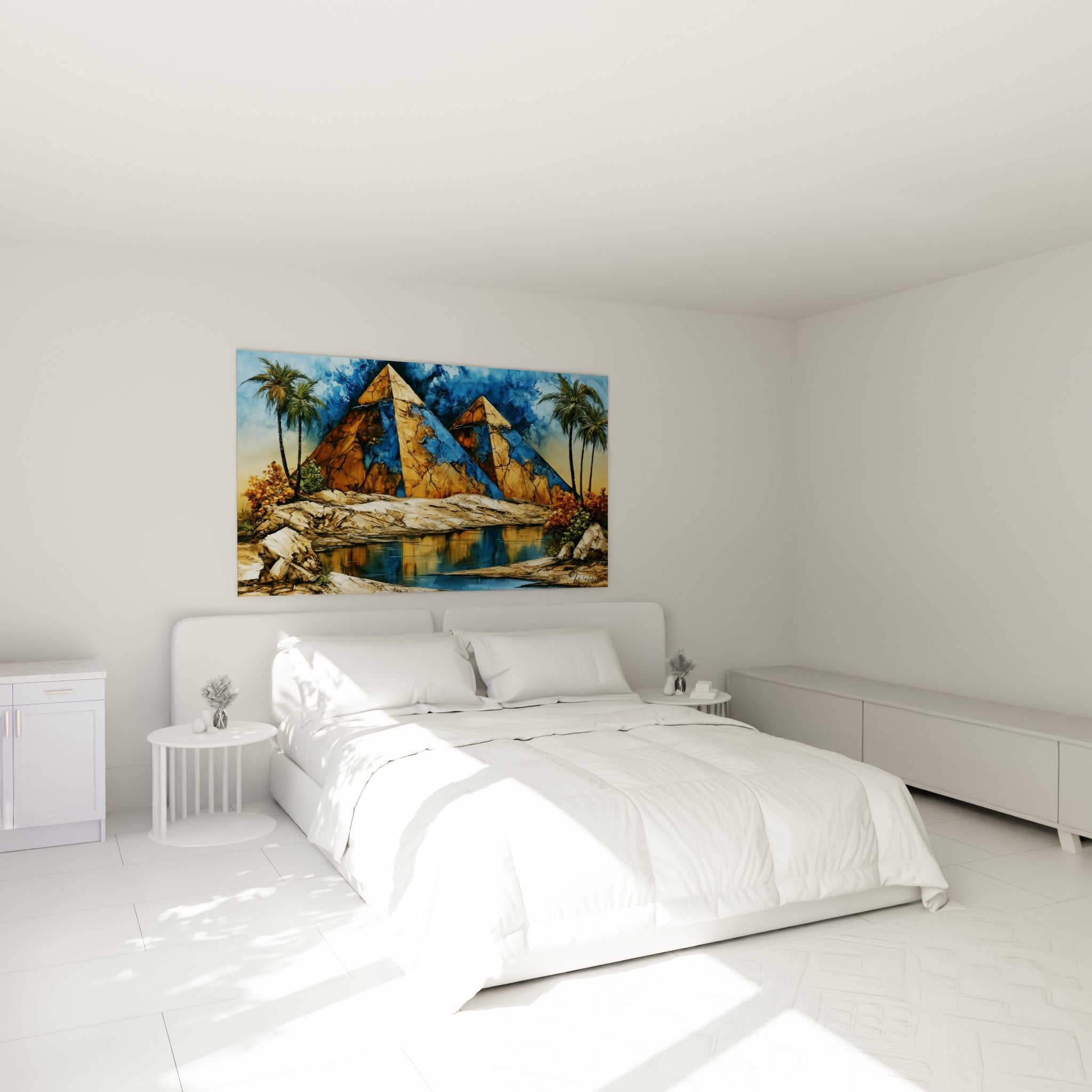 Paysage égyptien ocre et bleu avec pyramides et palmiers, au-dessus d'un lit dans une chambre claire