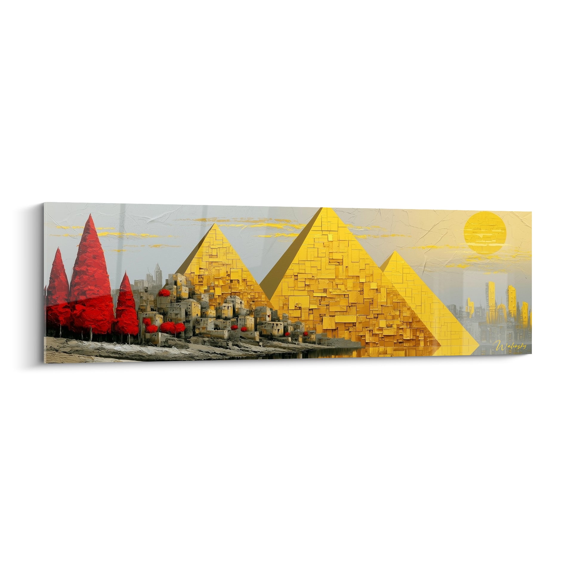 Pyramides dorées texturées et arbres rouges pointus sous un soleil éclatant, ciel gris anthracite