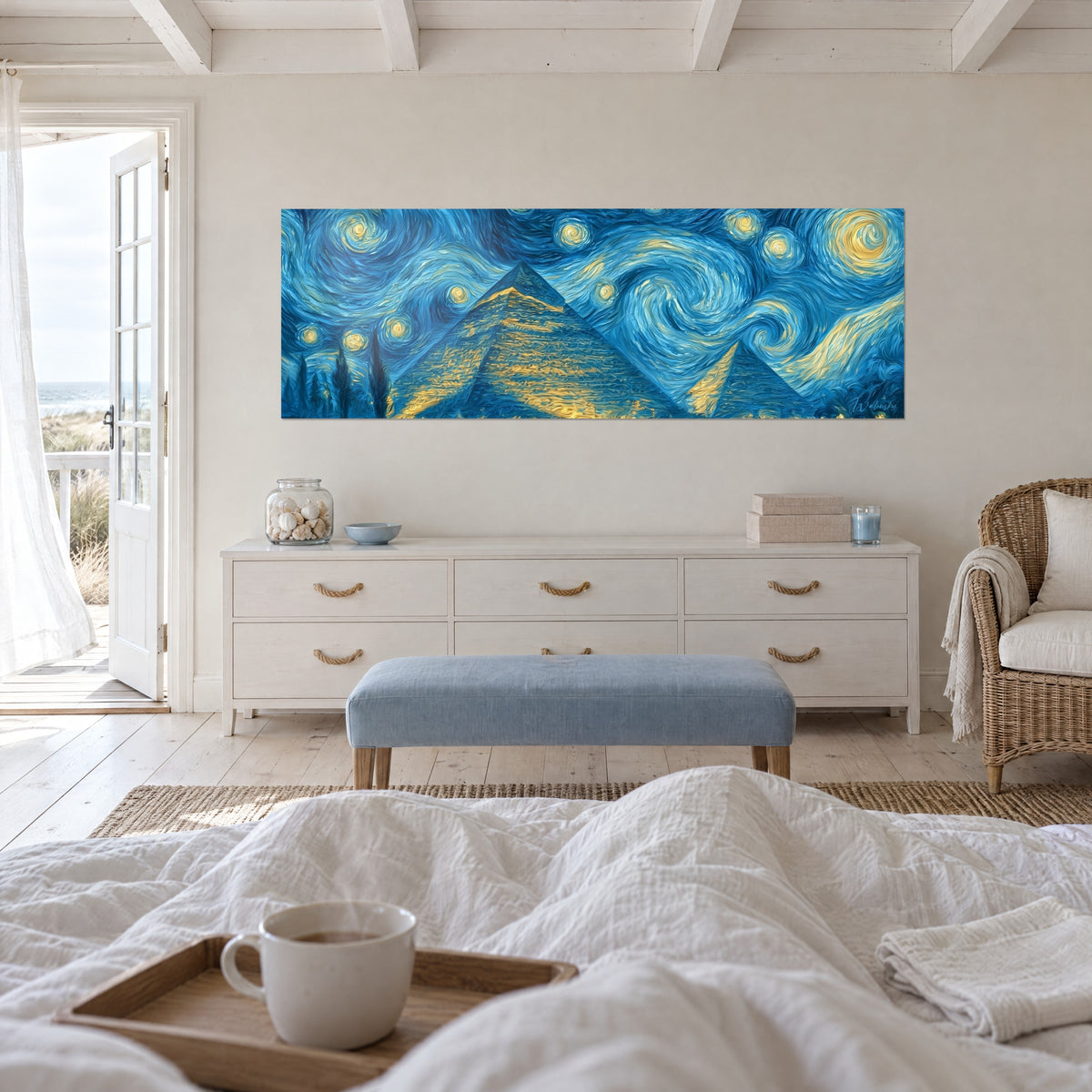 Cuadro picos de piedra centelleantes bajo astros dorados, cielo índigo arremolinado, colgado sobre una cama en un dormitorio luminoso