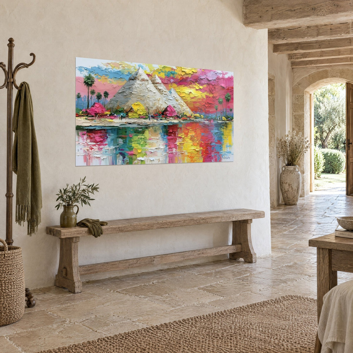 Cuadro tres pirámides color crema bajo un cielo magenta y limón, reflejos turquesa, sobre una pared de piedra junto a un arco