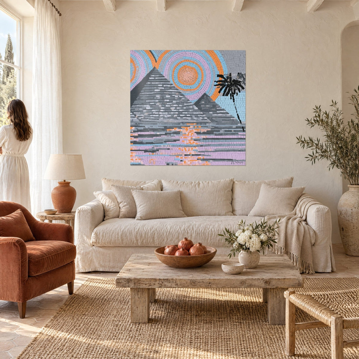 Gemälde Pyramiden aus grauem Mosaik unter einer orangefarbenen Sonne mit lila Ringen, schwarze Palme, über einem Sofa in einem hellen Wohnzimmer