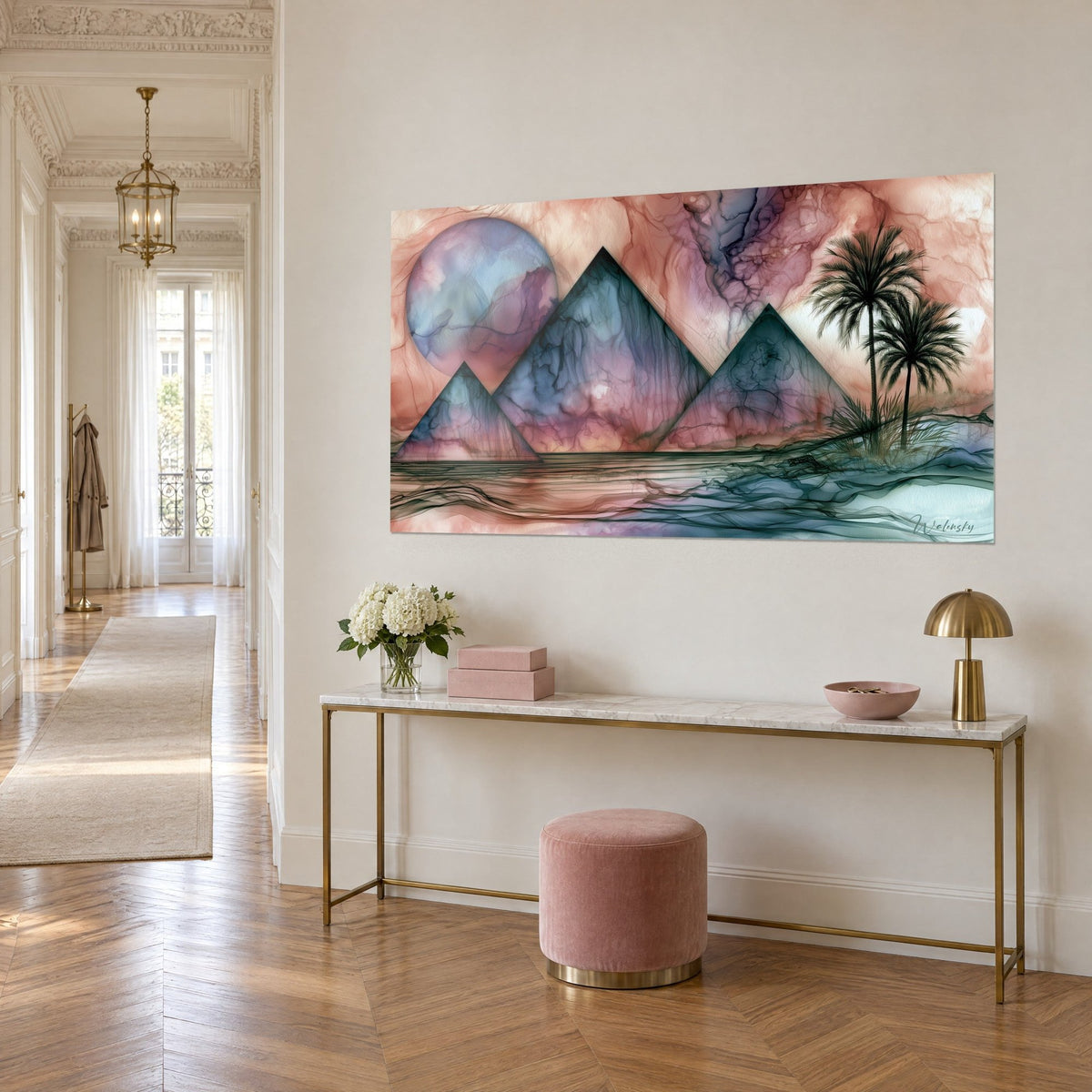 Gemälde Aquarell einer nächtlichen Wüste, indigofarbene Pyramiden mit malvenfarbenen Adern und schwarze Palmen vor lachsrosa Himmel, goldene Konsole im Haussmann-Stil