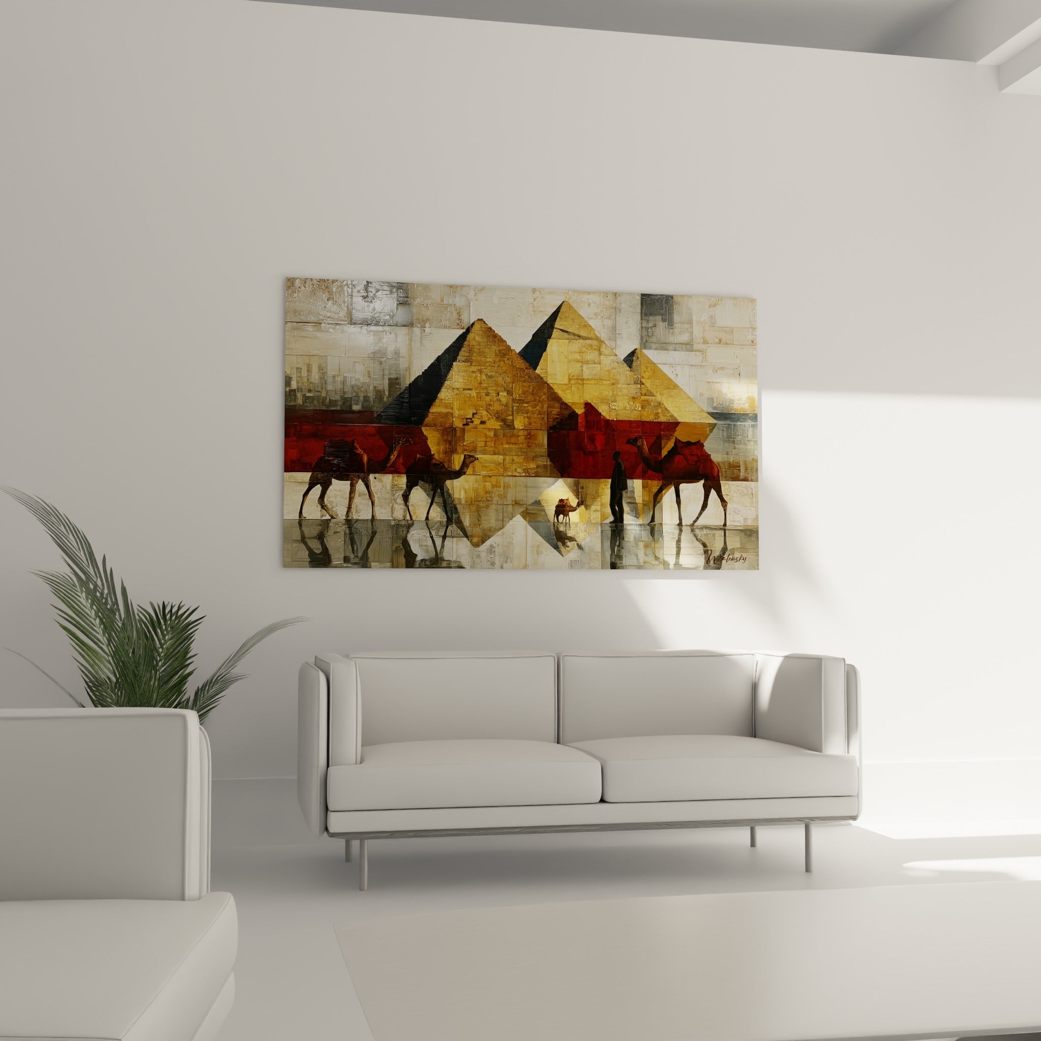 Chameaux et pyramides ocre profond disposés au-dessus d'un canapé dans un salon lumineux