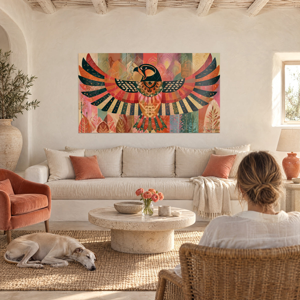 Cuadro halcón de Horus con alas desplegadas, plumas negras, rojas y crema, encima de un sofá en un salón luminoso