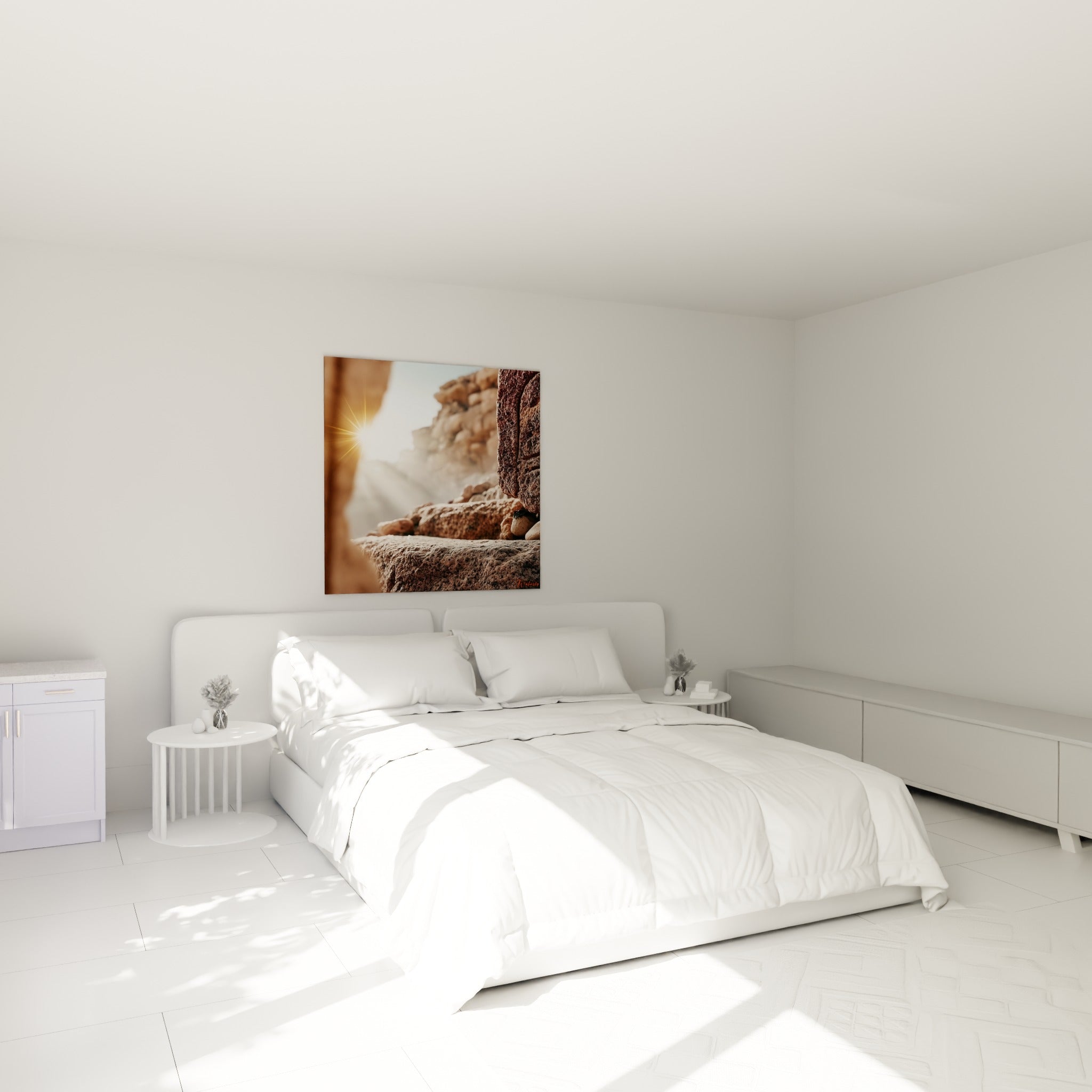 Lumière dorée perçant une caverne terracotta, accrochée au-dessus d'un lit dans une chambre claire