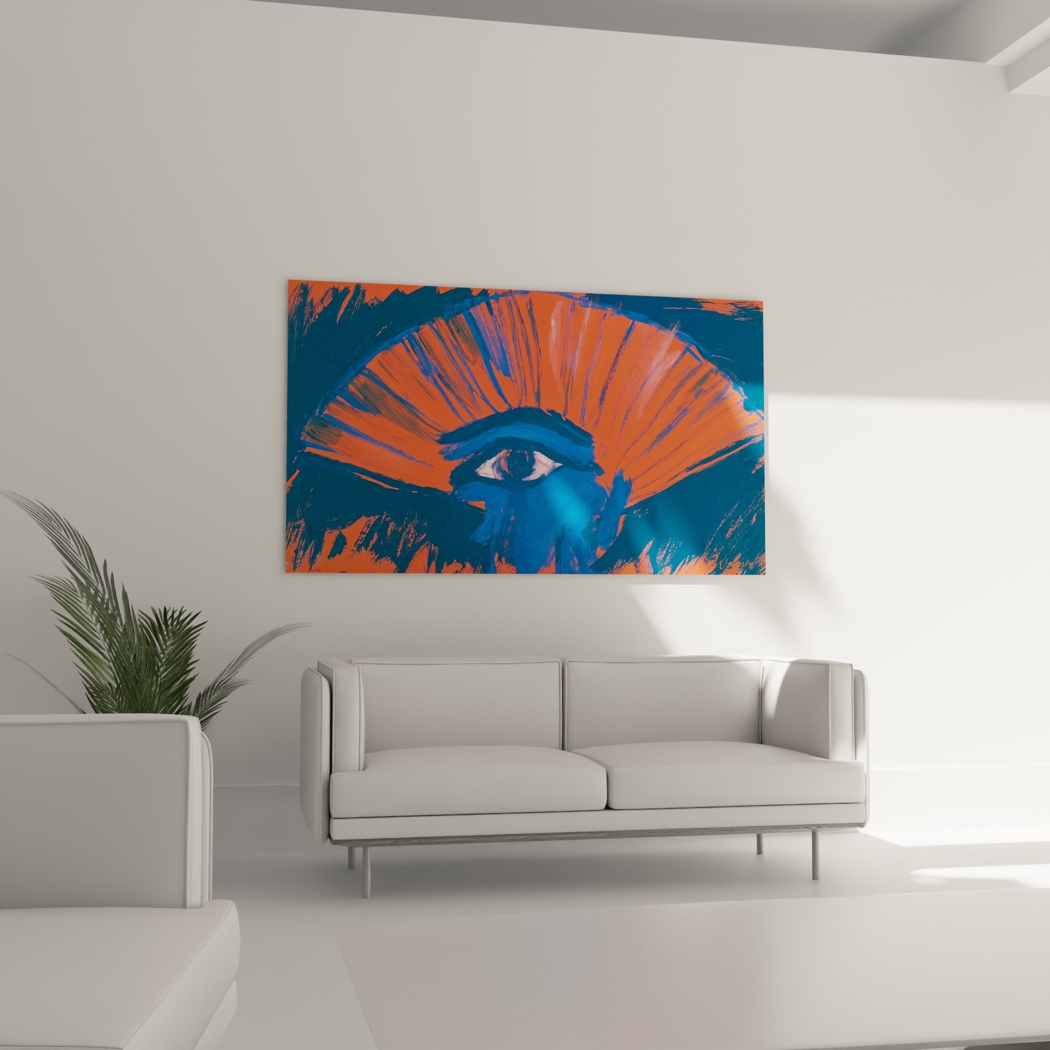 Motif d'Horus aux tons corail et bleu nuit, au-dessus d'un canapé dans un salon lumineux
