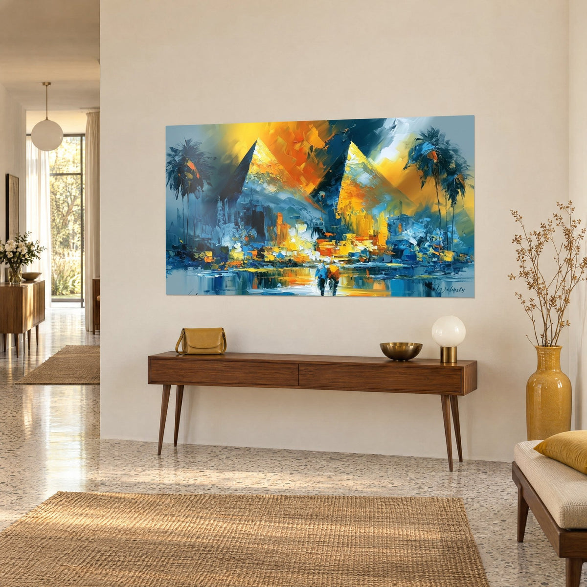 Schilderij dikke aquarel van Egypte bij zonsondergang, saffraangele piramides en blauwe reflecties, op een houten console in de gang