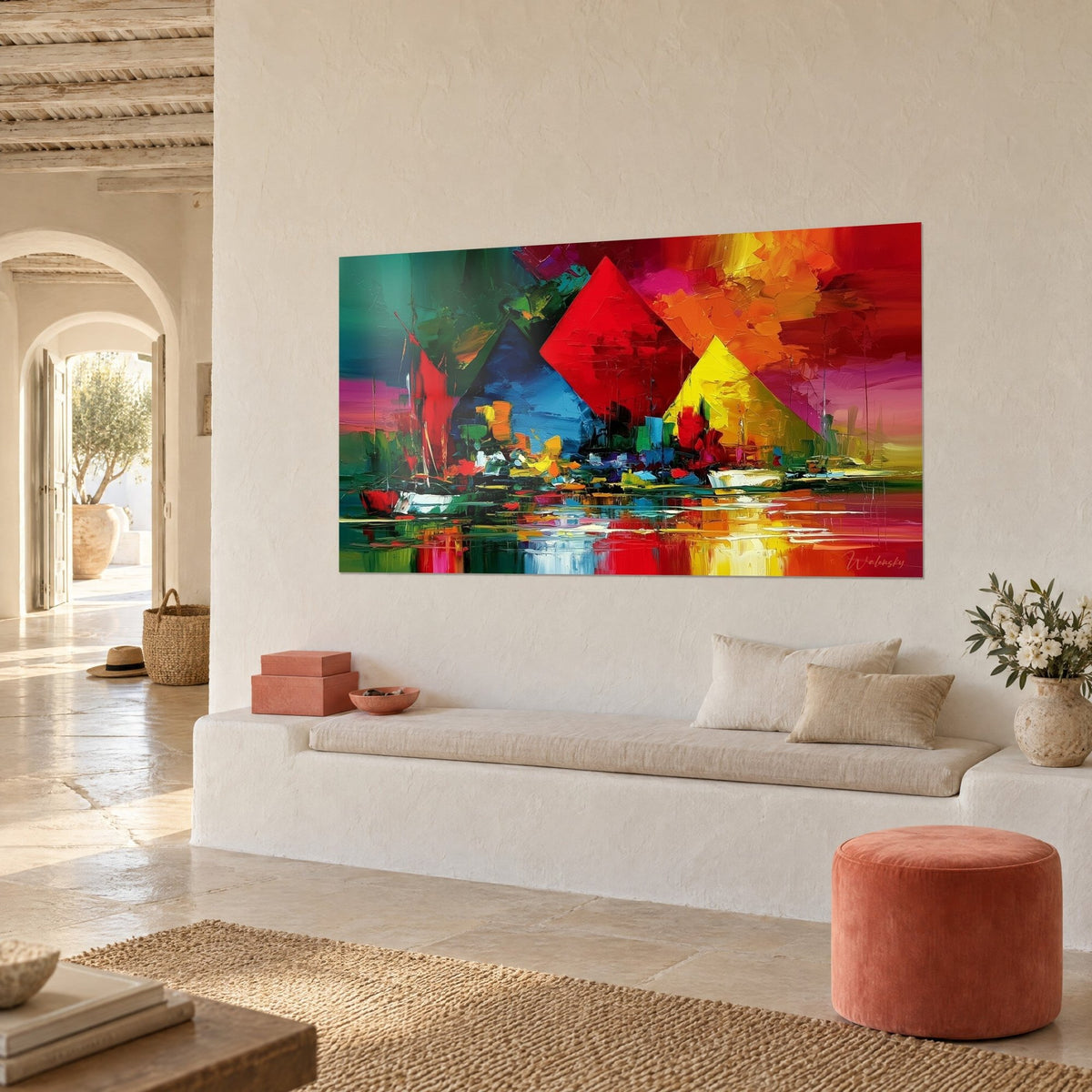 Quadro triangoli giganti scarlatto, azzurro e giallo limone sopra barche colorate, in vista di tre quarti su una parete bianca del divano