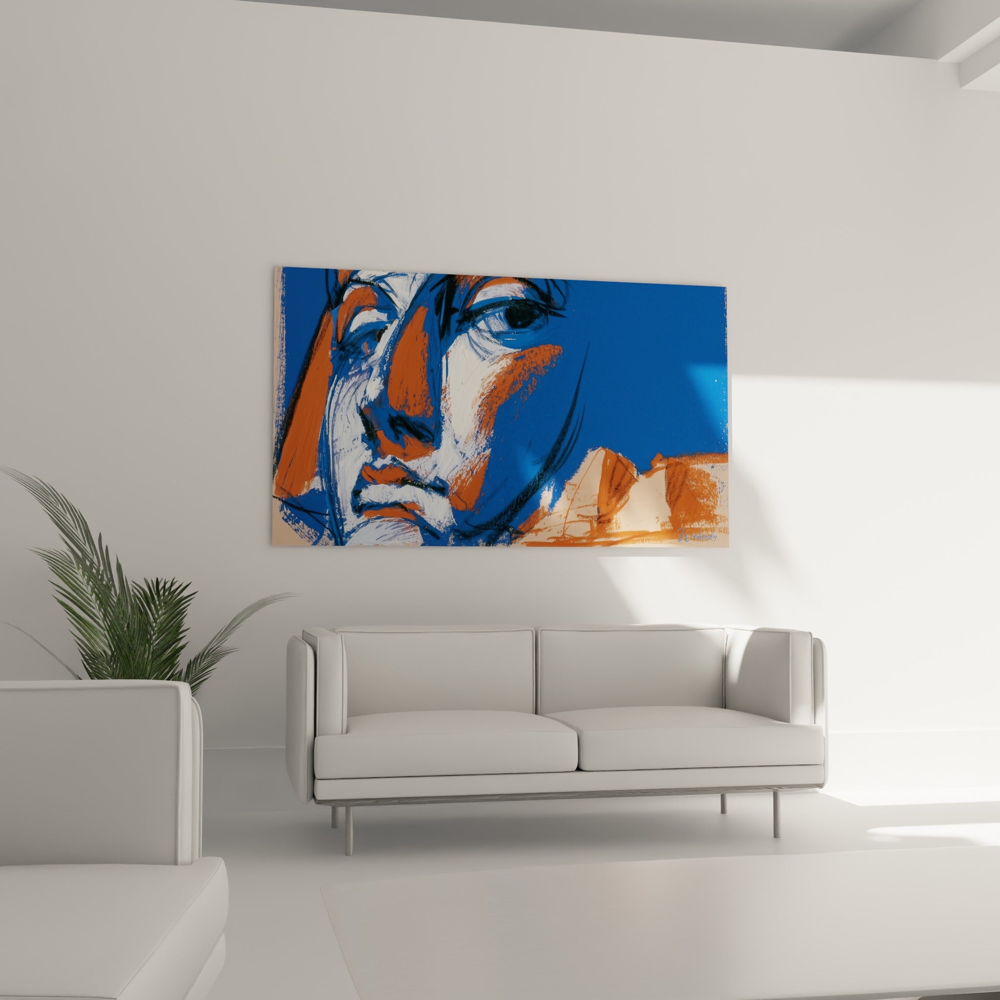 Visage expressif aux tons bleu marine et ocre, suspendu au-dessus d'un canapé dans un salon lumineux