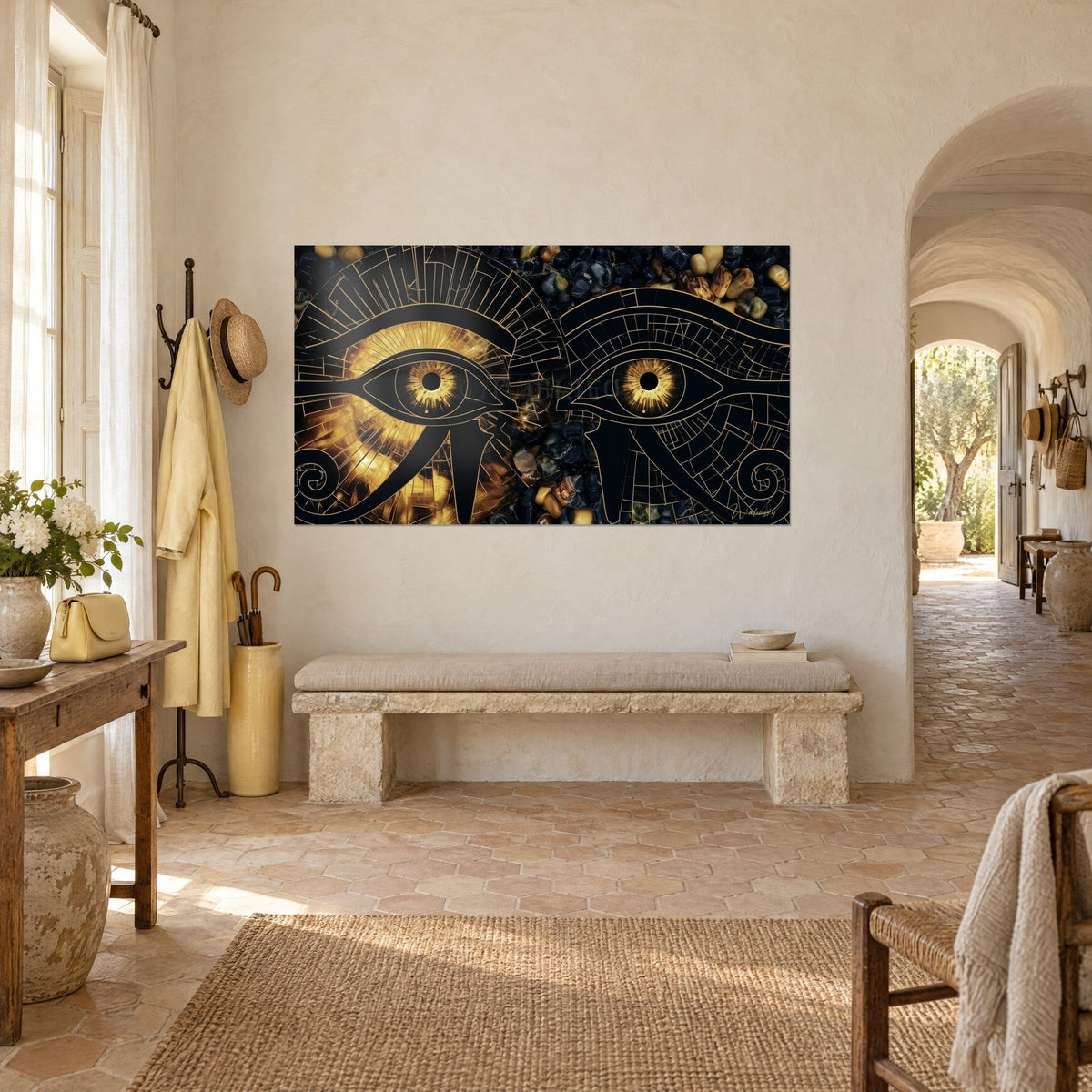 Gemälde Paar goldener ägyptischer Augen, schwarze Pupillen und rissiges Mosaik auf Obsidian-Hintergrund, cremefarbene Wand eines provenzalischen Landguts