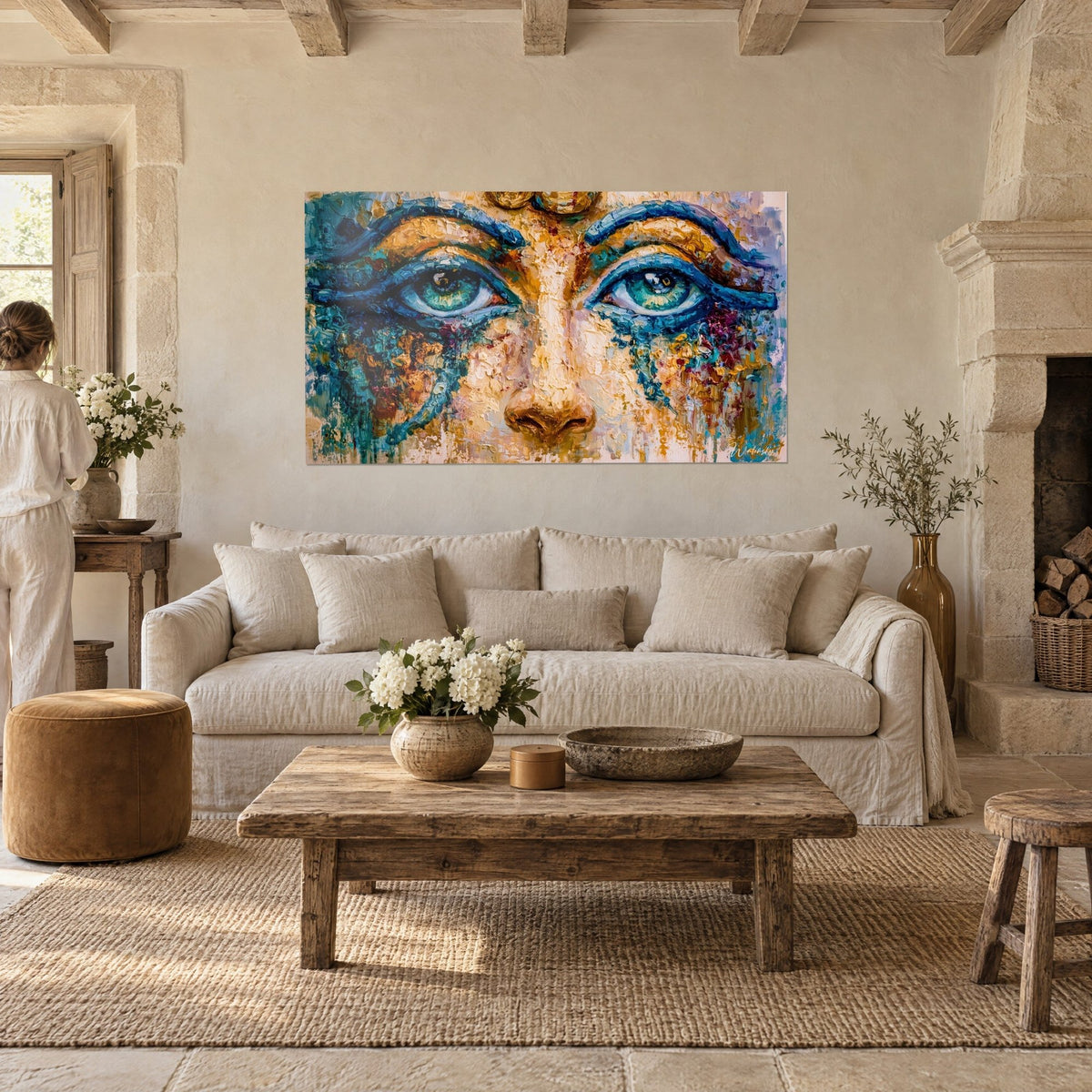 Gemälde mit pharaonischem Blick und türkisfarbenen Augen, kobaltblaue und ockergoldene Lider, Frau von hinten, über einem Sofa in einem hellen Wohnzimmer
