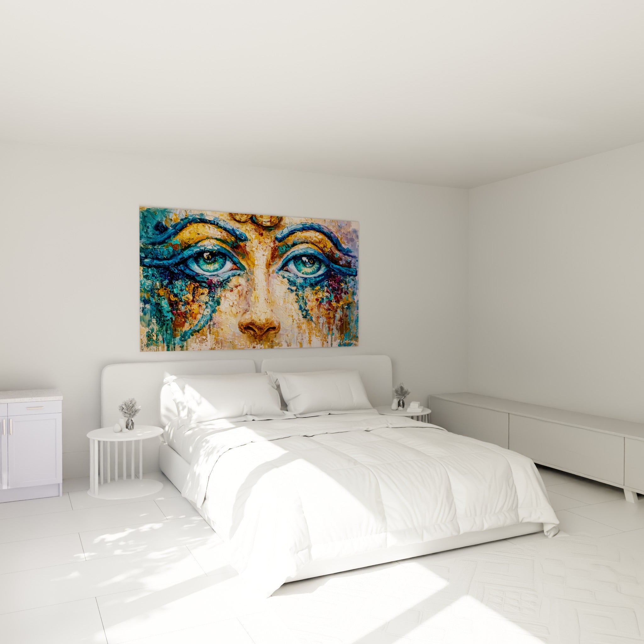 Regard pharaonique turquoise et ocre accroché au-dessus d'un lit dans une chambre claire