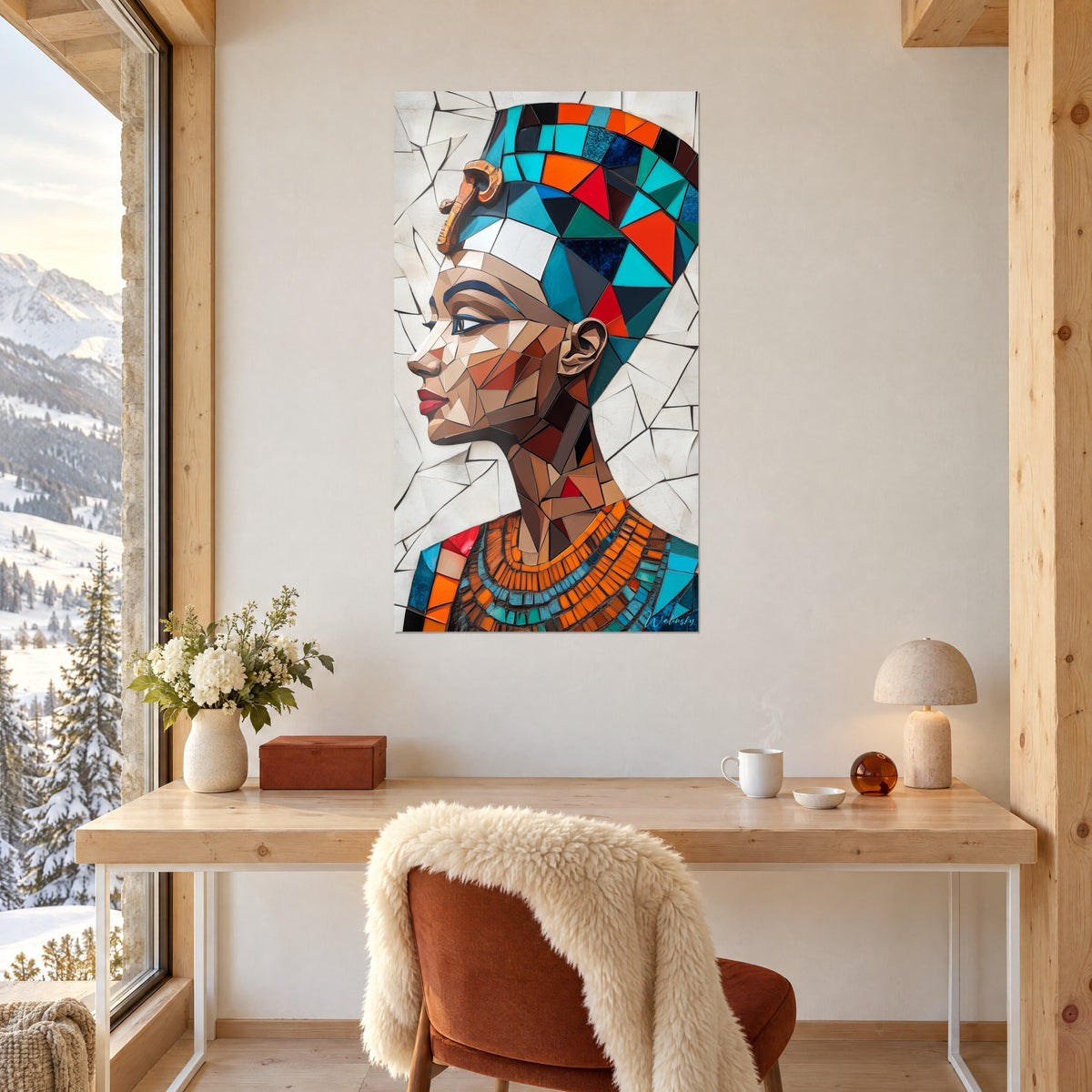 Gemälde Nofretete als Buntglas aus dunkelblauen und gebrannt orangefarbenen Tesserae, von Blau umrandeter Blick, cremefarbene Wand eines Chalet-Büros