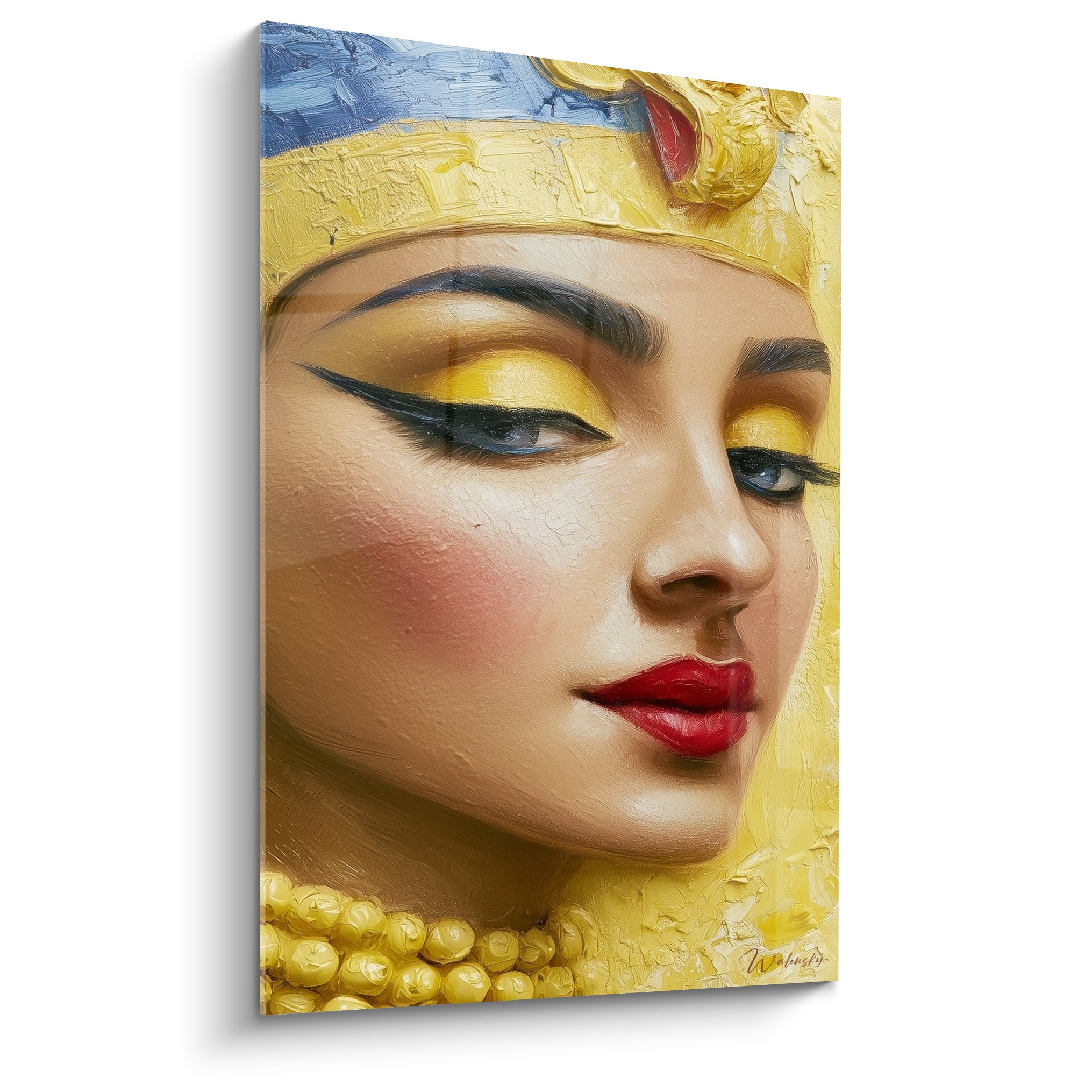 Reine égyptienne au regard baissé, coiffe dorée et bandeau bleu, lèvres rouge carmin peintes en relief