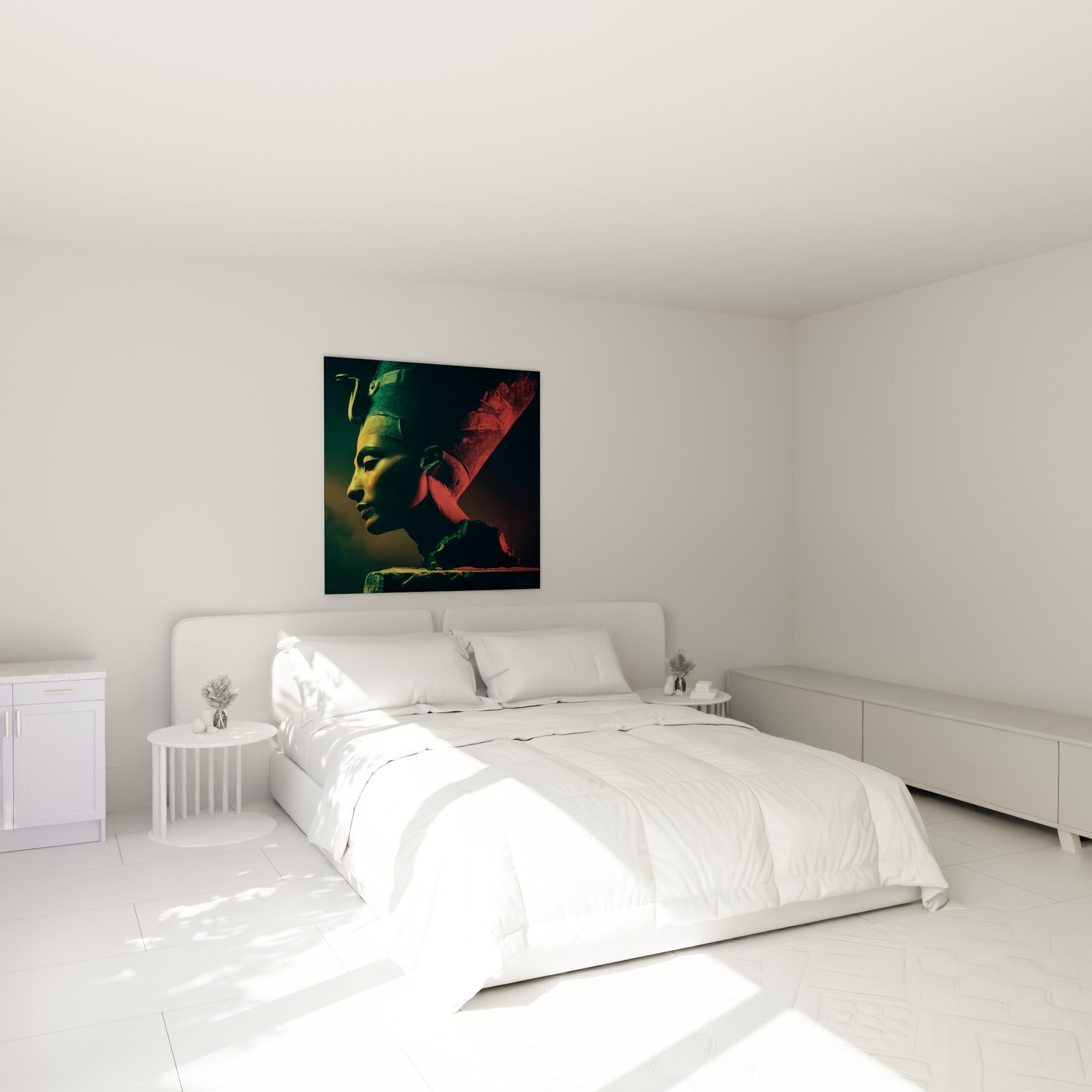 Buste égyptien vert et rouge illuminé, profil de reine au-dessus d'un lit dans une chambre claire
