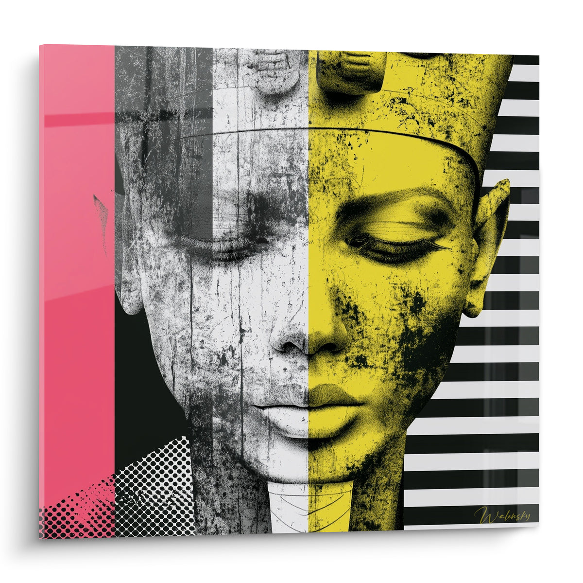 Reine égyptienne au visage anthracite et jaune doré, rayures noires et fond rose vif