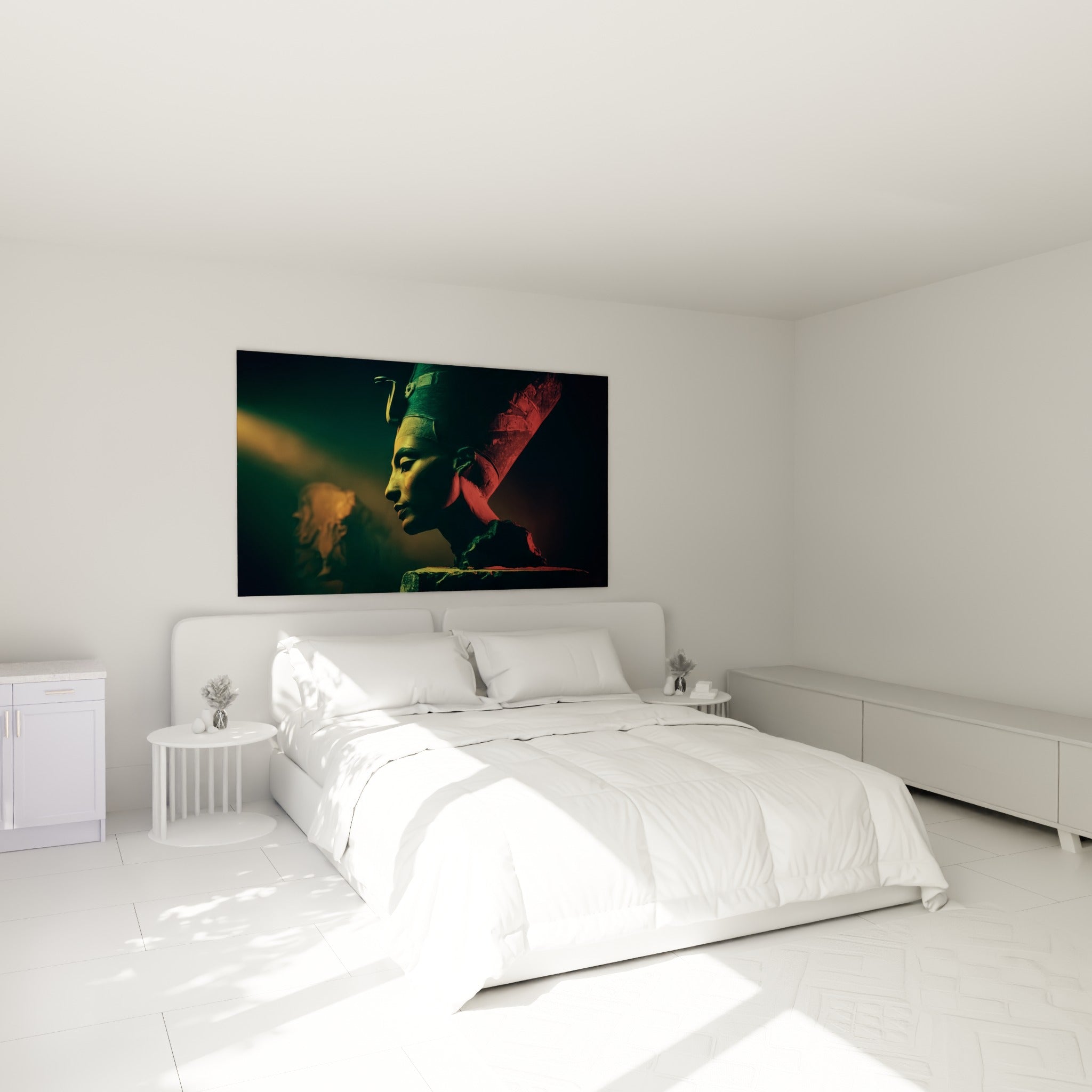 Buste de Néfertiti aux tons rouge et vert accroché au-dessus d'un lit dans une chambre claire