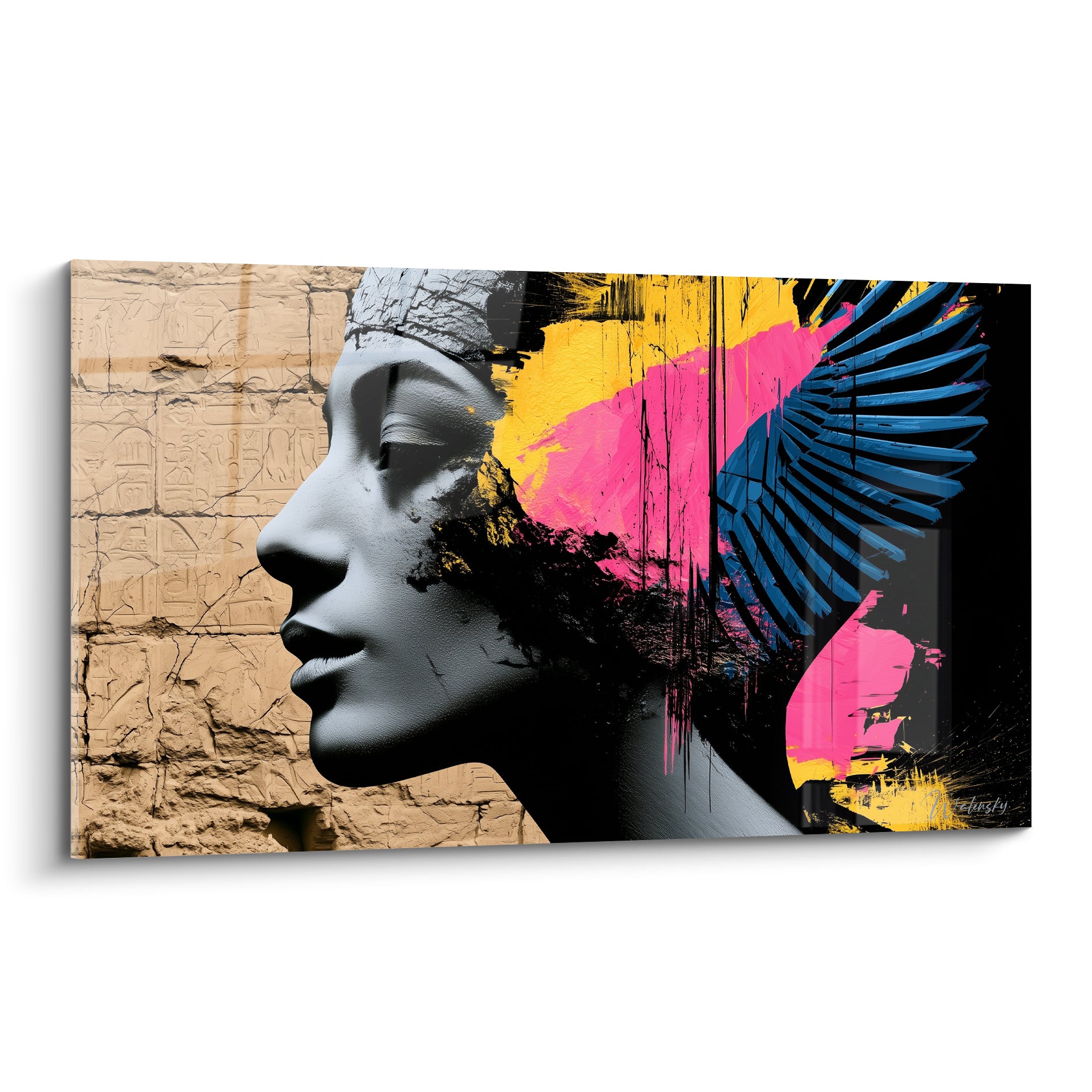Reine égyptienne au profil gris sculpté, éclaboussures roses et bleu marine sur pierre ocre